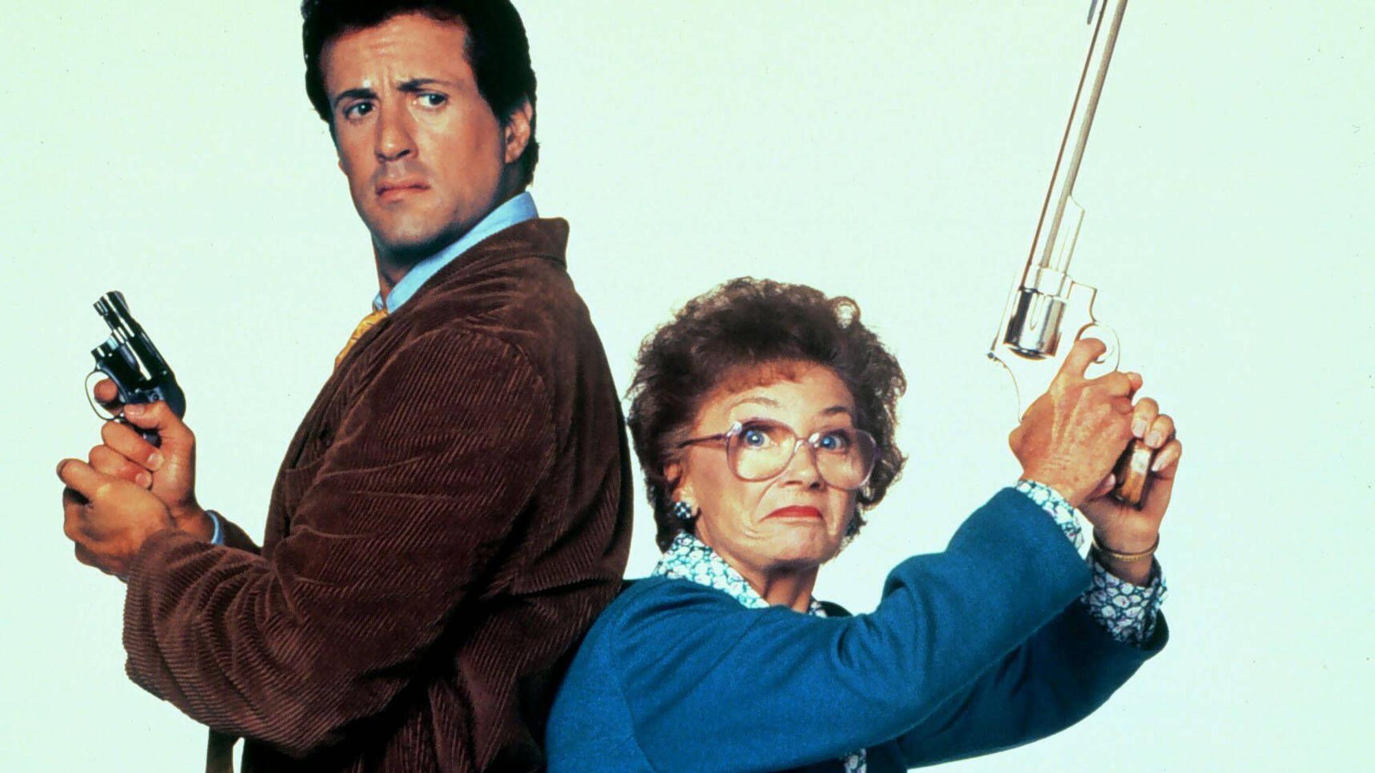 Sylvester Stallone und Estelle Getty halten Pistolen in den Händen.
