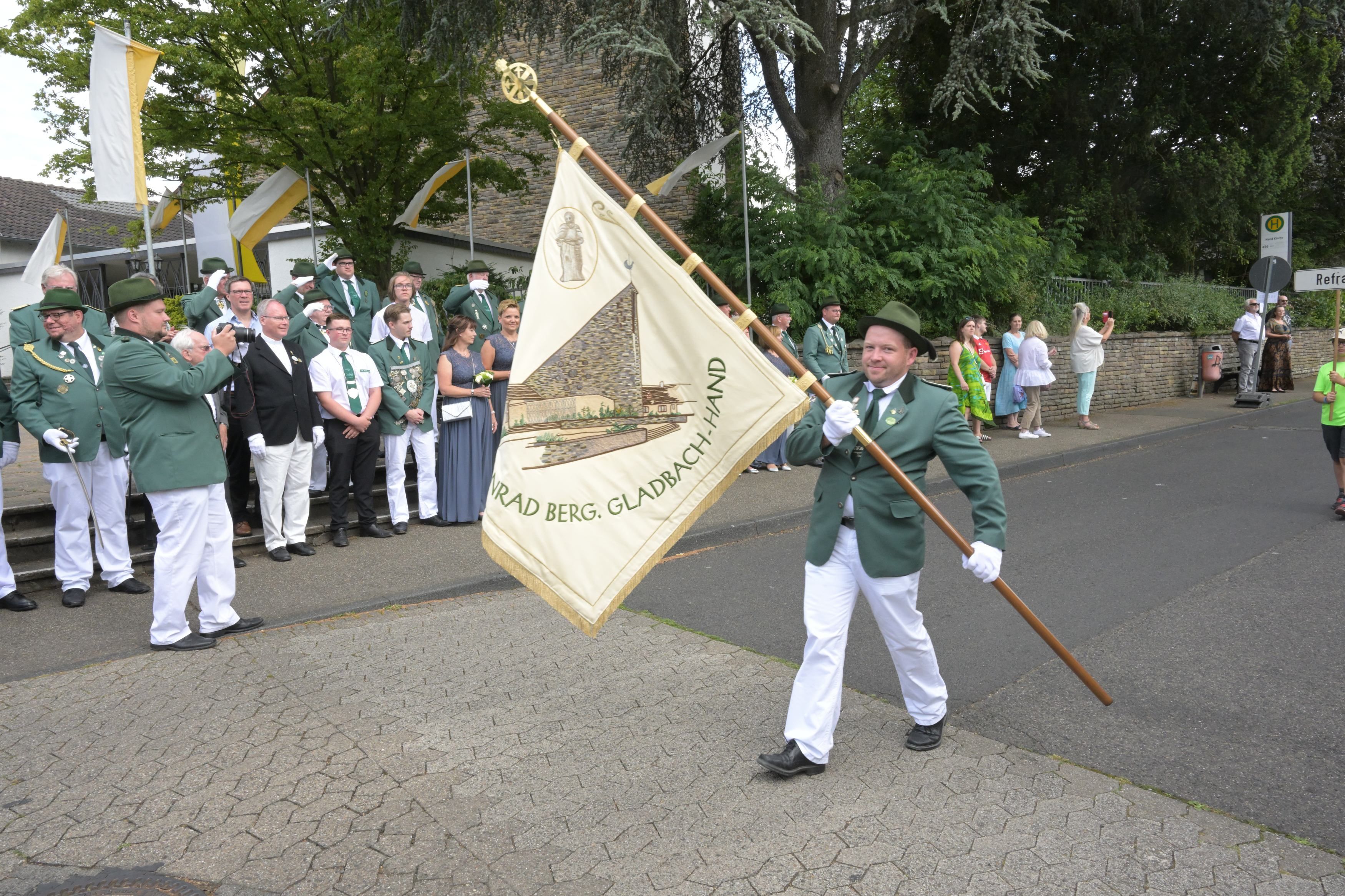Das Foto zeigt den Schützenzug in Hand