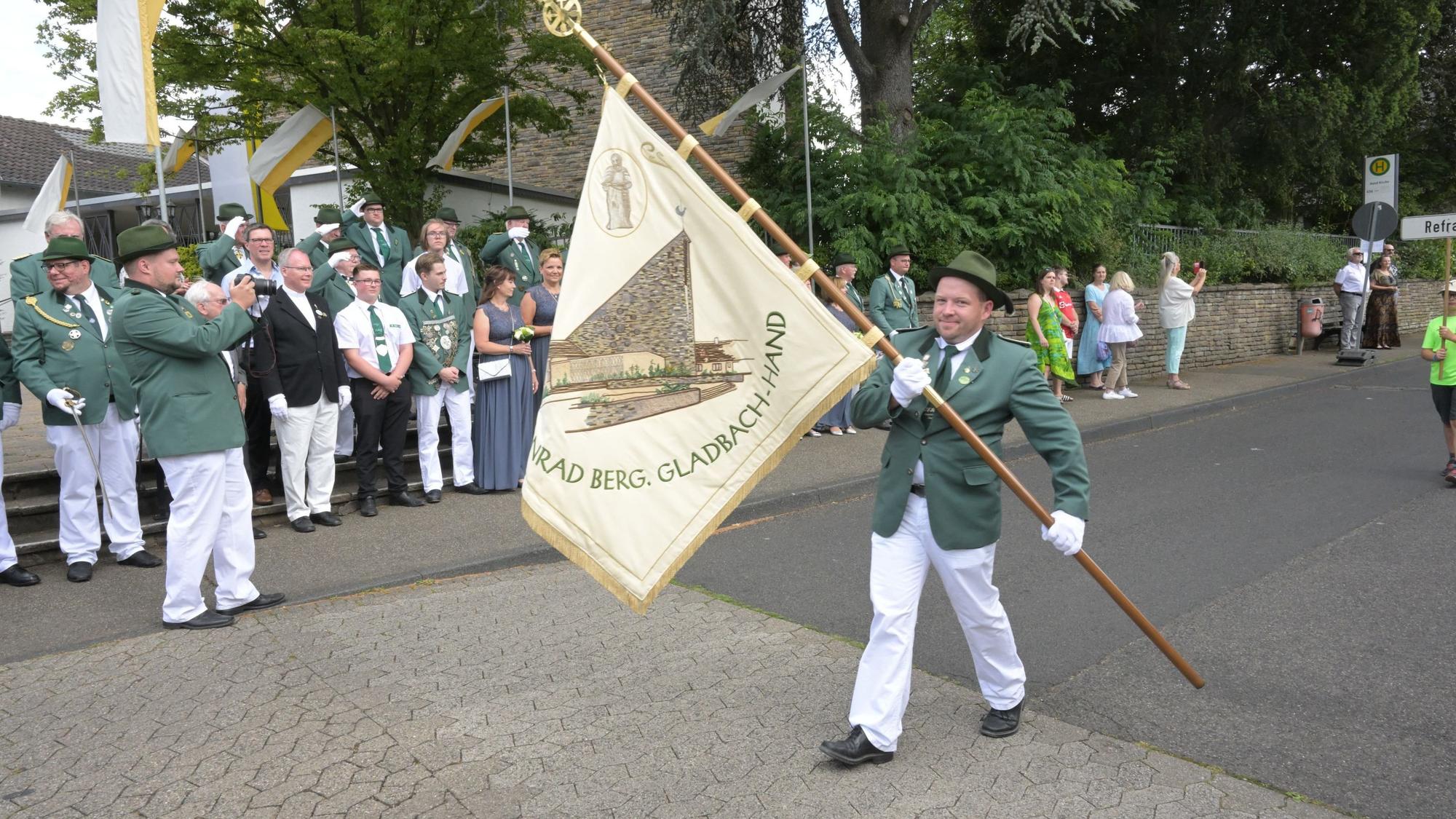 Das Foto zeigt den Schützenzug in Hand