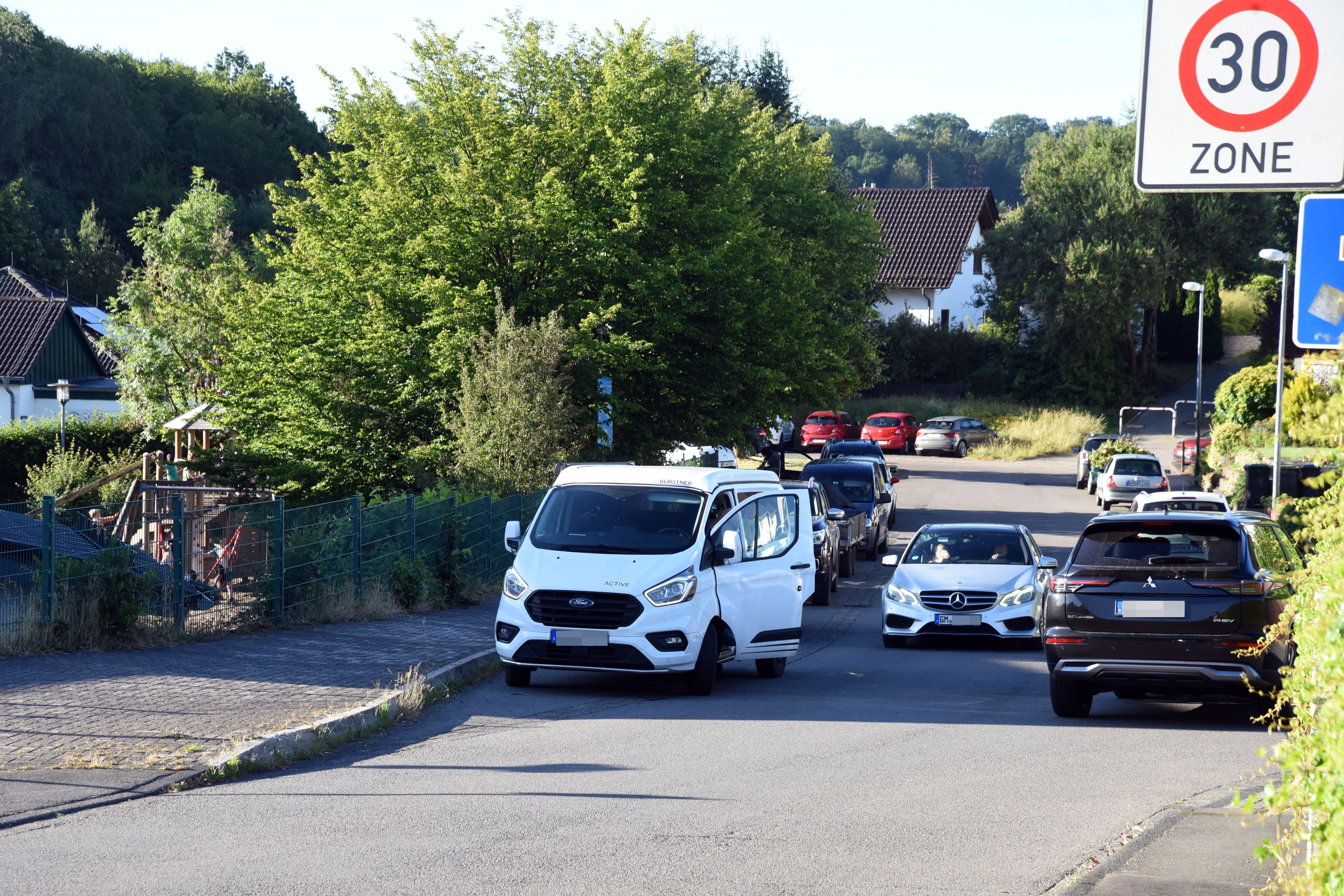 Vor dem Unterrichtsbeginn und nach Schulschluss ist die Verkehrssituation im Ahrweg teilweise chaotisch und für Kinder gefährlich.