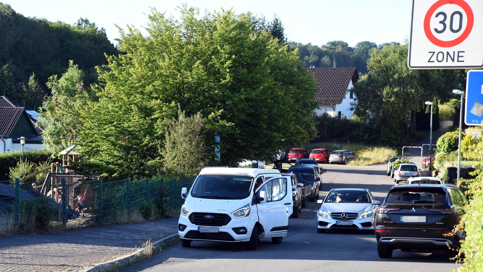Vor dem Unterrichtsbeginn und nach Schulschluss ist die Verkehrssituation im Ahrweg teilweise chaotisch und für Kinder gefährlich.