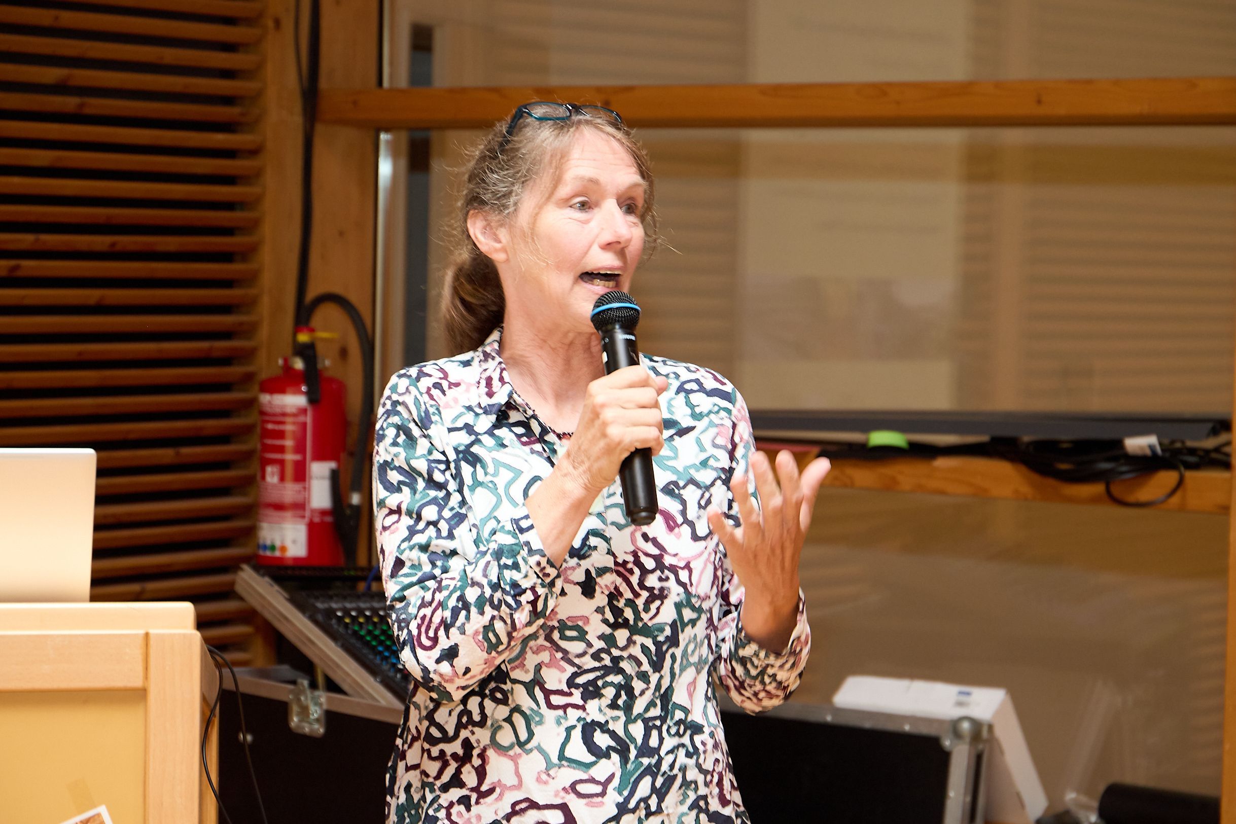 Dr. Elke Sprunkel spricht bei ihrem Vortrag in ein Mikrofon.