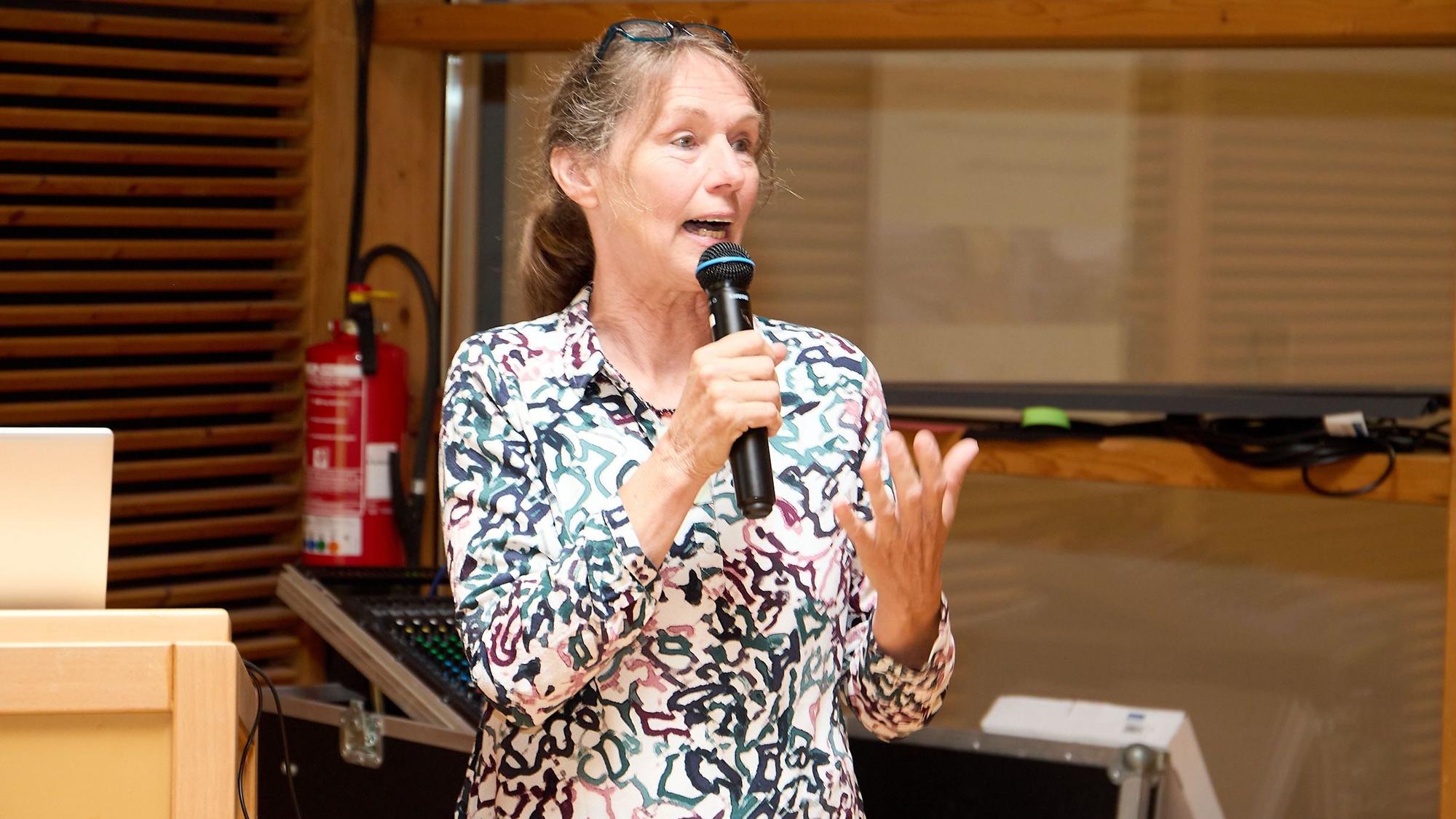 Dr. Elke Sprunkel spricht bei ihrem Vortrag in ein Mikrofon.