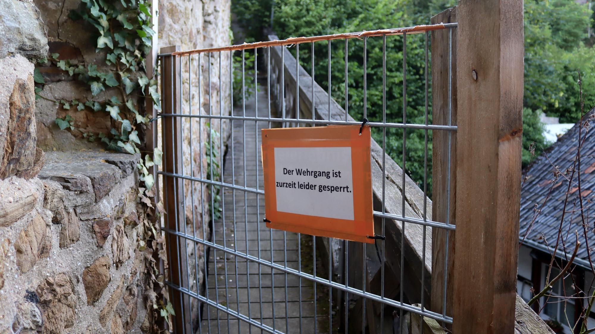 Ein Zaunelement versperrt den Wehrgang in Bad Münstereifel. Auf einem Schild steht „Der Wehrgang ist zurzeit leider gesperrt.“