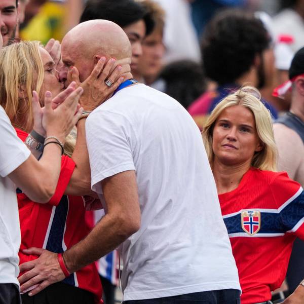 Stale Solbakken küsst nach dem Spiel seine Frau, im Hintergrund steht die Tochter.