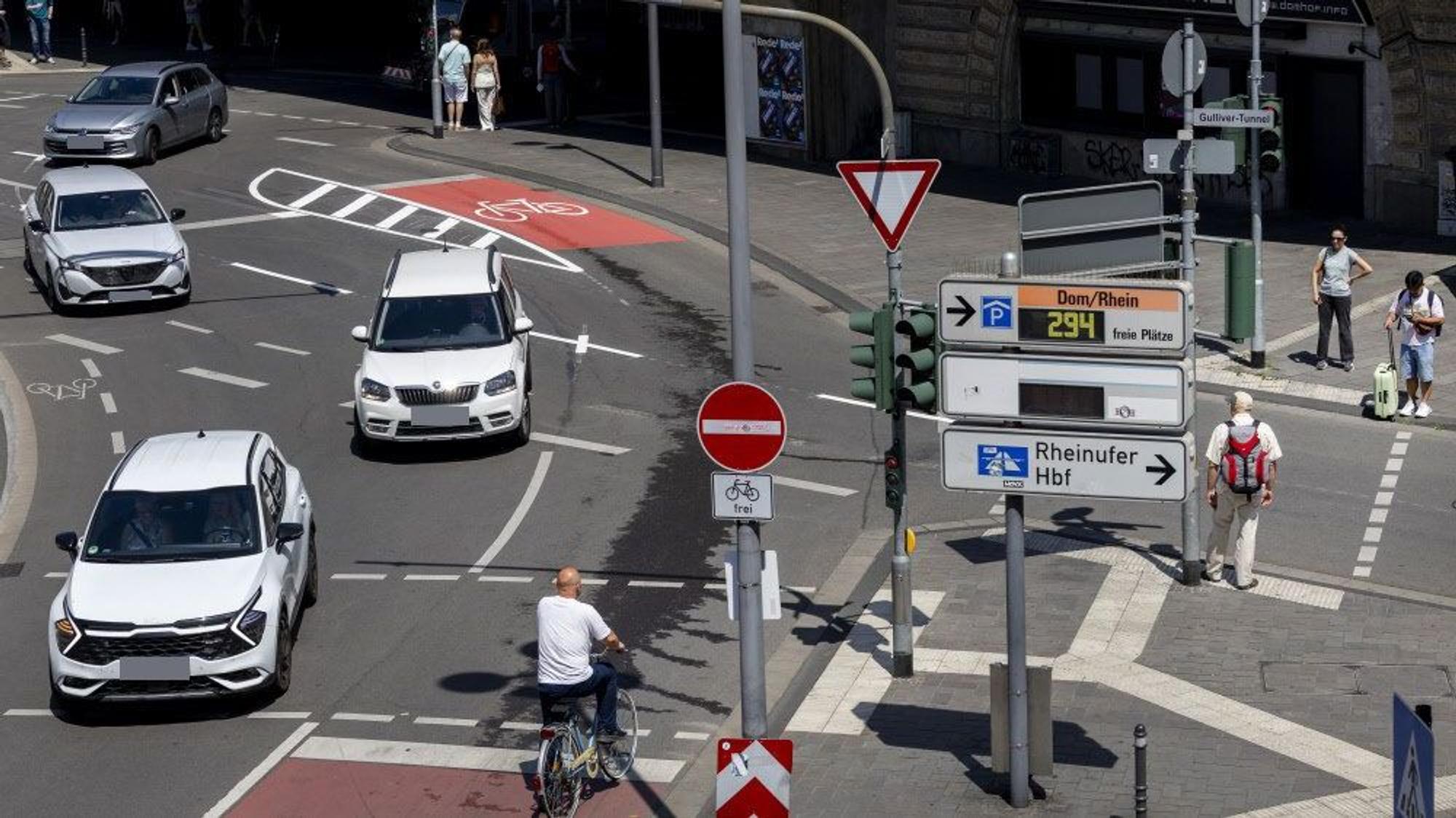 Konfliktreich: Nur die rechte der beiden Abbiegespuren führt zur Dom-Tiefgarage.