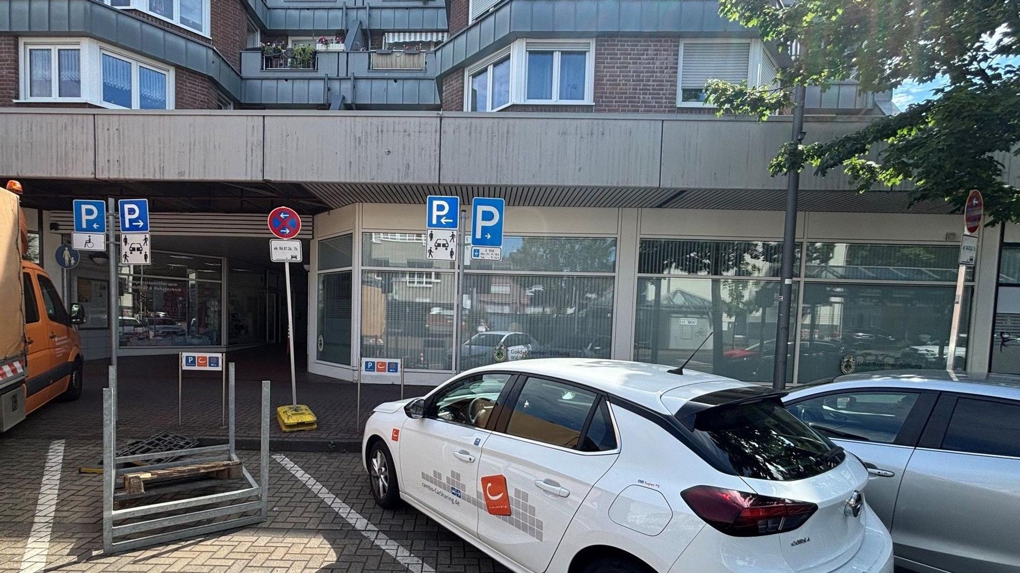 Auf dem Bild ist die Station am ZOB in Frechen zu sehen.