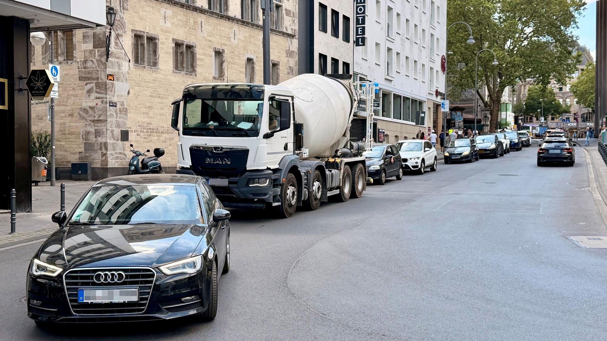 Die Autos stauten sich auch auf der Straße Am Hof.