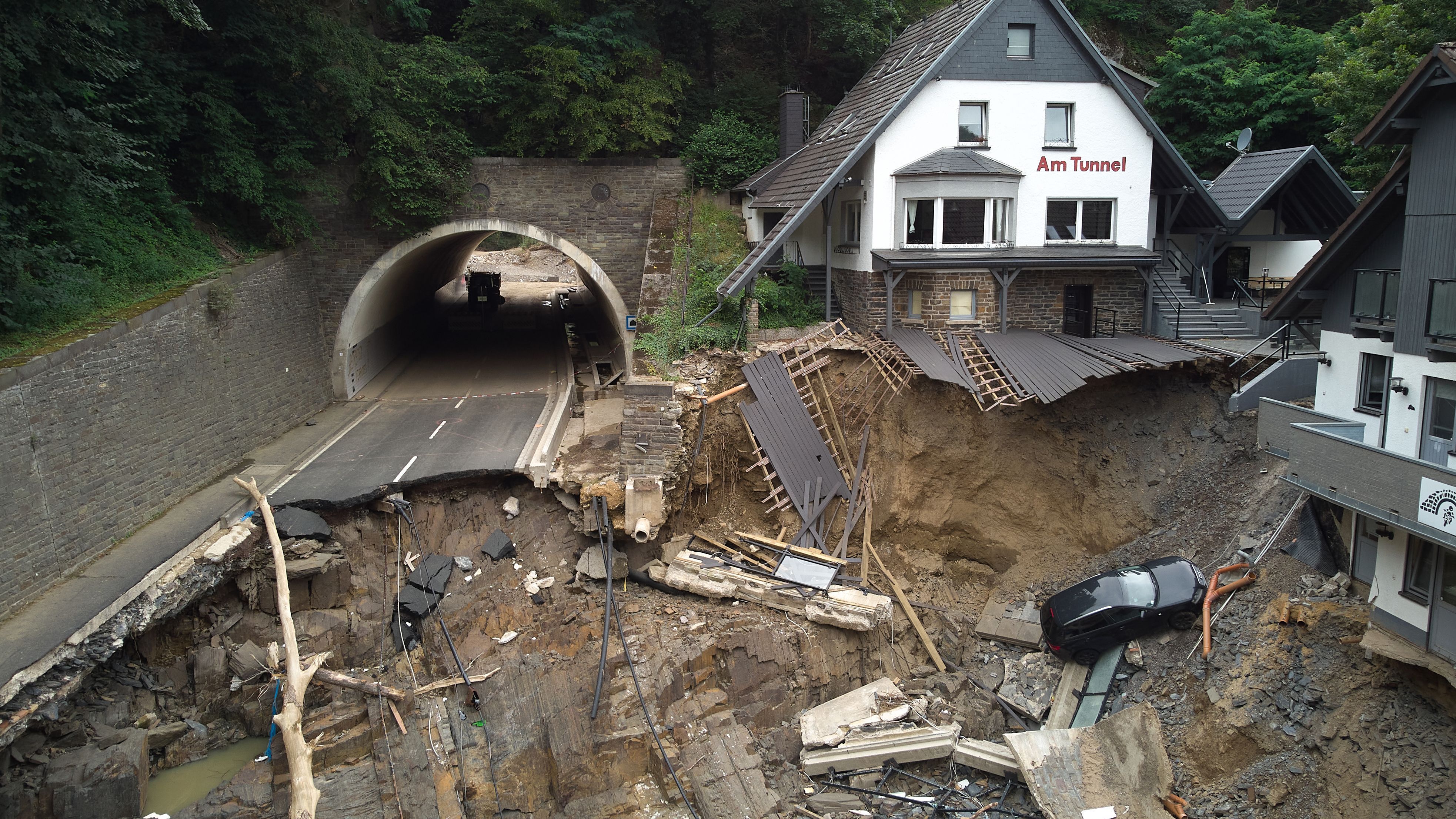 Die Bundesstraße durch das Ahrtal war hinter einem Tunnel von der Sturzflut im Juli 2021 weggerissen worden (Luftaufnahme mit einer Drohne).