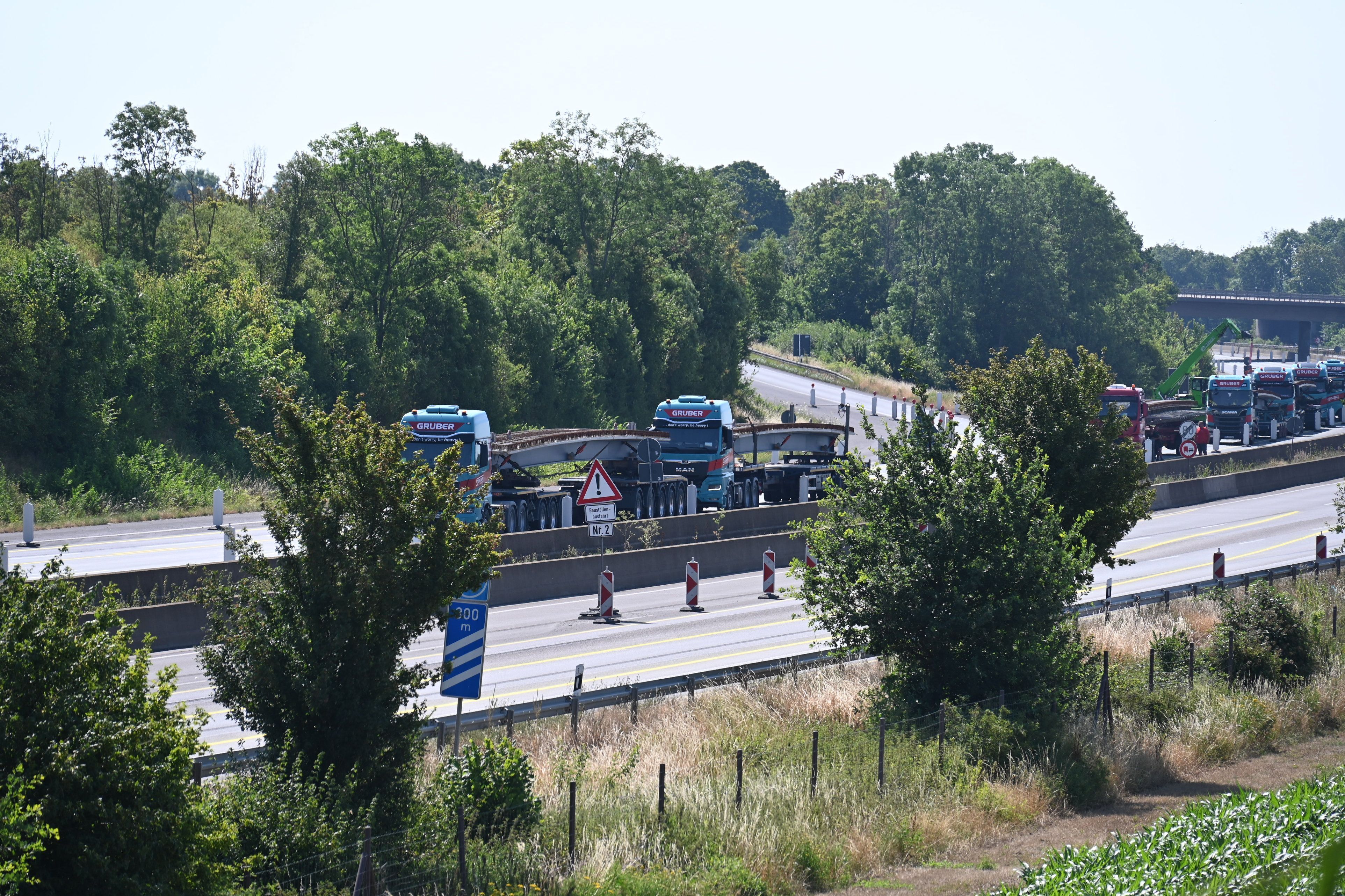 Lkw transportieren Brückenteile auf der Autobahn.