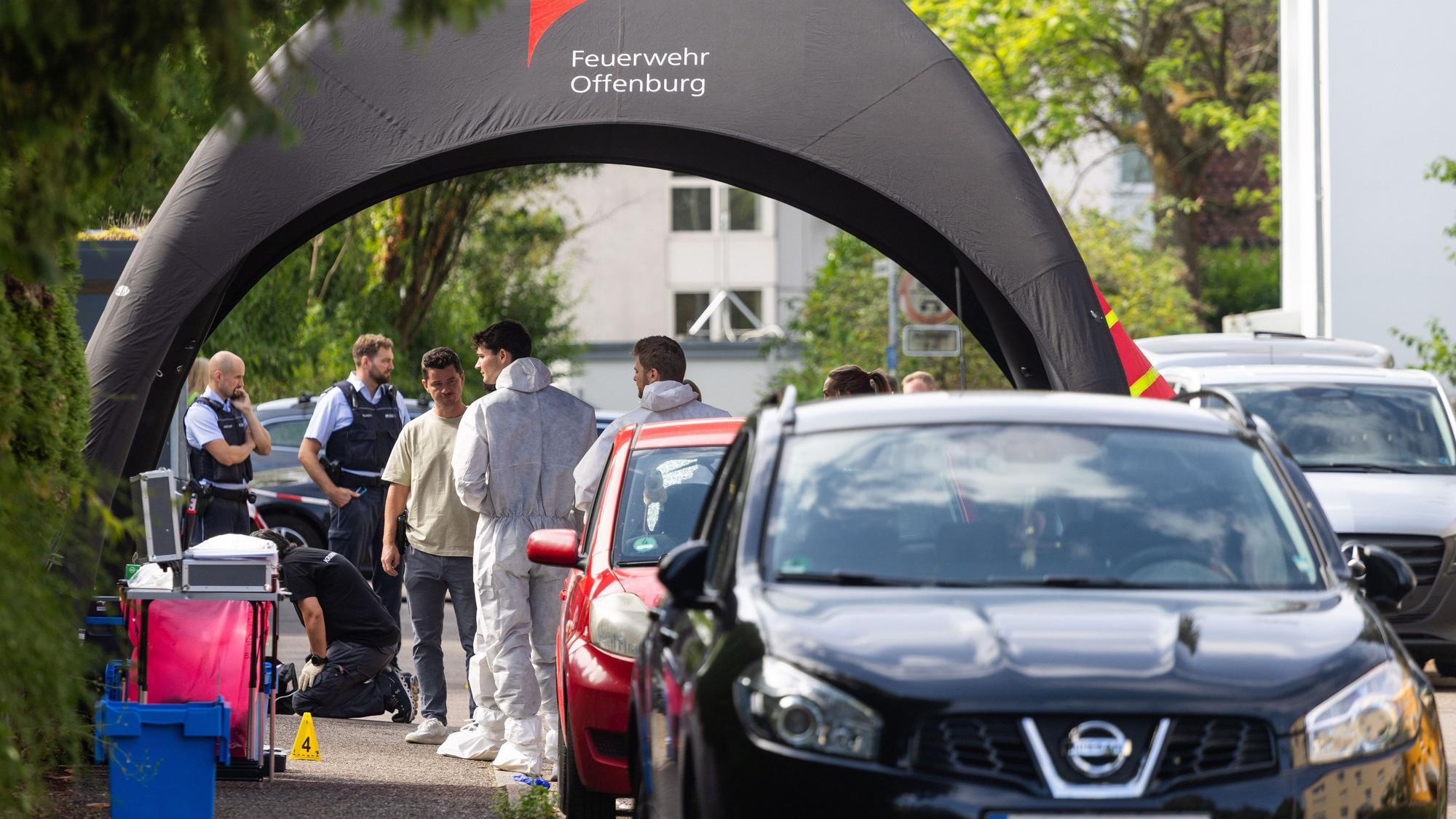 Offenburg: Beamte der Kriminalpolizei und der Kriminaltechnik stehen am Montag (6. Juli) an einem Tatort.