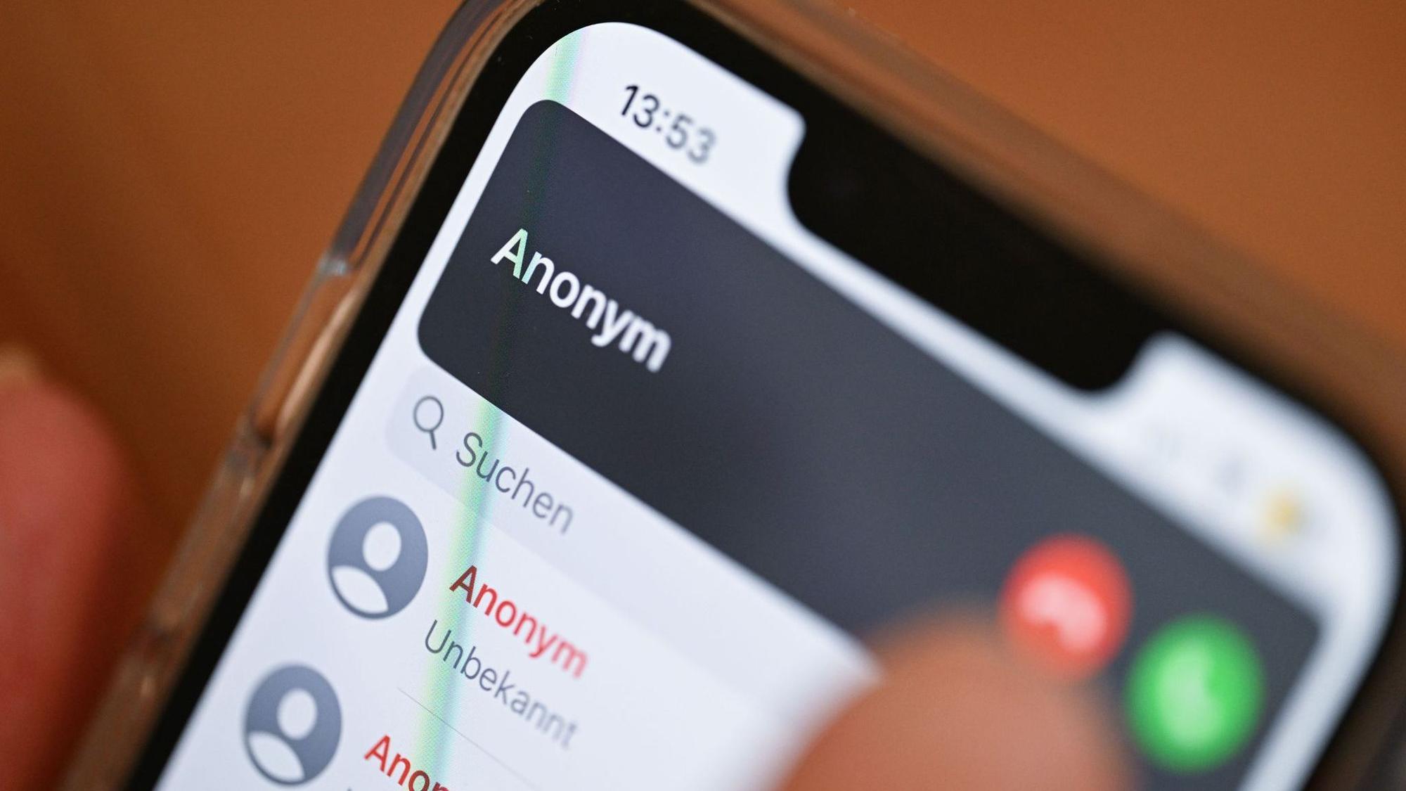 Achtung! Wenn jetzt einer etwas von einem plötzlichen Notfall am Telefon sagt und Geld fordert, ist Vorsicht angesagt.