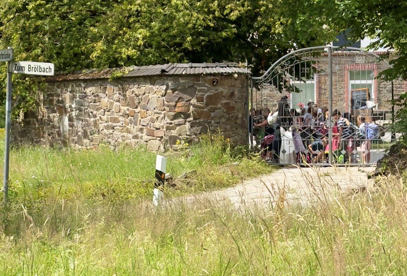 In Ruppichteroth sind zwei Schulen in Trägerschaft der Pius-Bruderschaft: St. Albert in Bröleck und das Mädcheninternat Theresiengymnasium in Schönenberg.