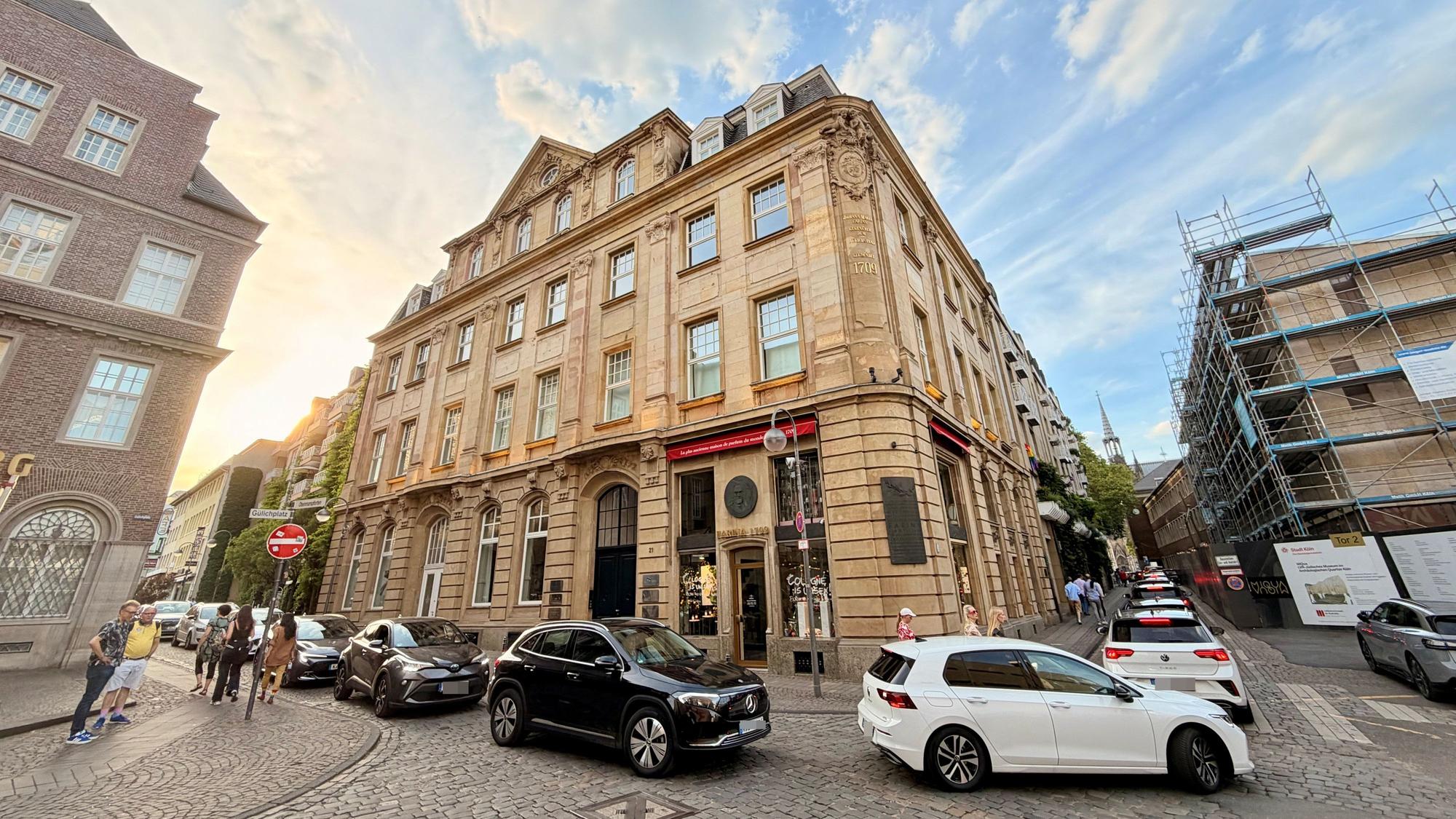 Bis zum Historischen Rathaus stauten sich die Autos, weil es nur einen Weg aus der Altstadt zur Rheinuferstraße gibt.