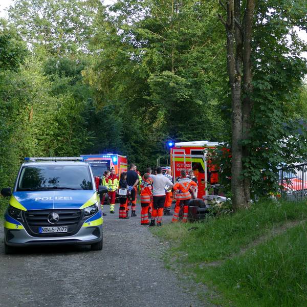 Zahlreiche Kräfte von Polizei und Rettungsdienst waren zu der Unterkunft gefahren, auch ein Rettungshubschrauber landete dort.