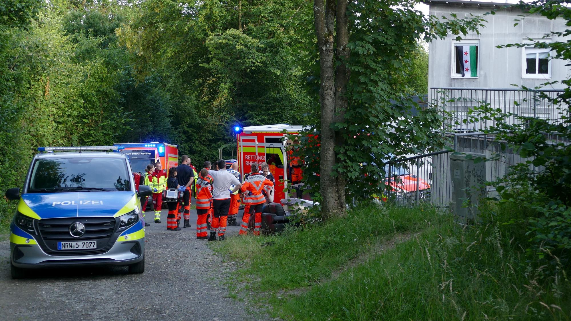 Zahlreiche Kräfte von Polizei und Rettungsdienst waren zu der Unterkunft gefahren, auch ein Rettungshubschrauber landete dort.