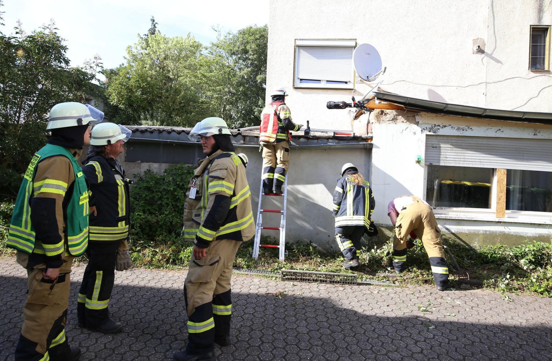 Feuerwehrleute an einer Einsatzstelle.