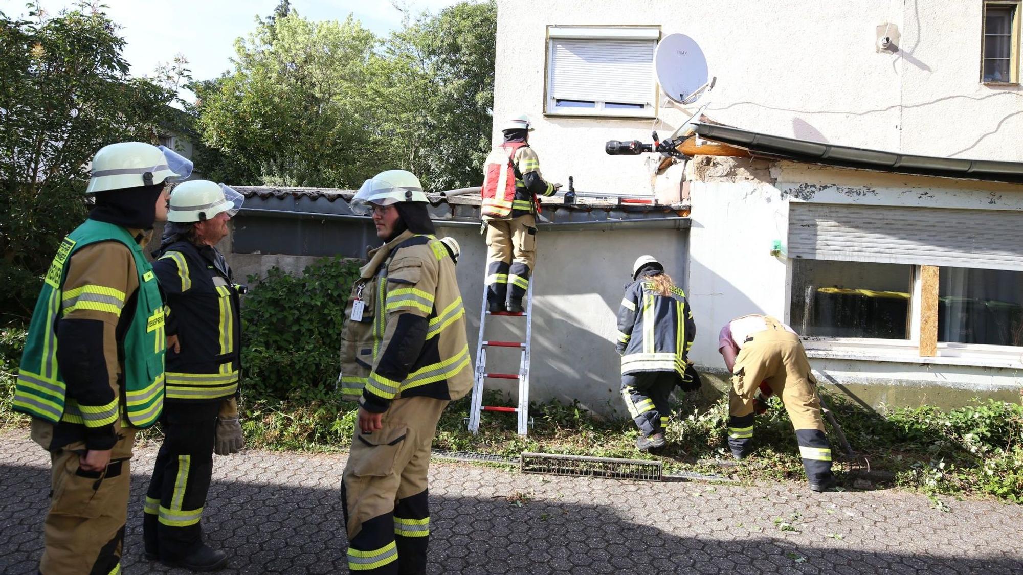 Feuerwehrleute an einer Einsatzstelle.