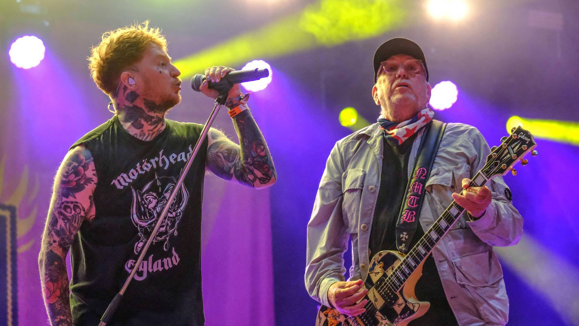 Sex Pistols feat. Frank Carter. Beautiful Days Festival. Escot House, Ottery St Mary, Devon, Großbritannien, 16.08.2025. B5776. Die Sex Pistols mit Frank Carter auf der Hauptbühne beim Beautiful Days Festival 2025. Die Sex Pistols bestehen aus Paul Cook, Steve Jones und Glen Matlock.