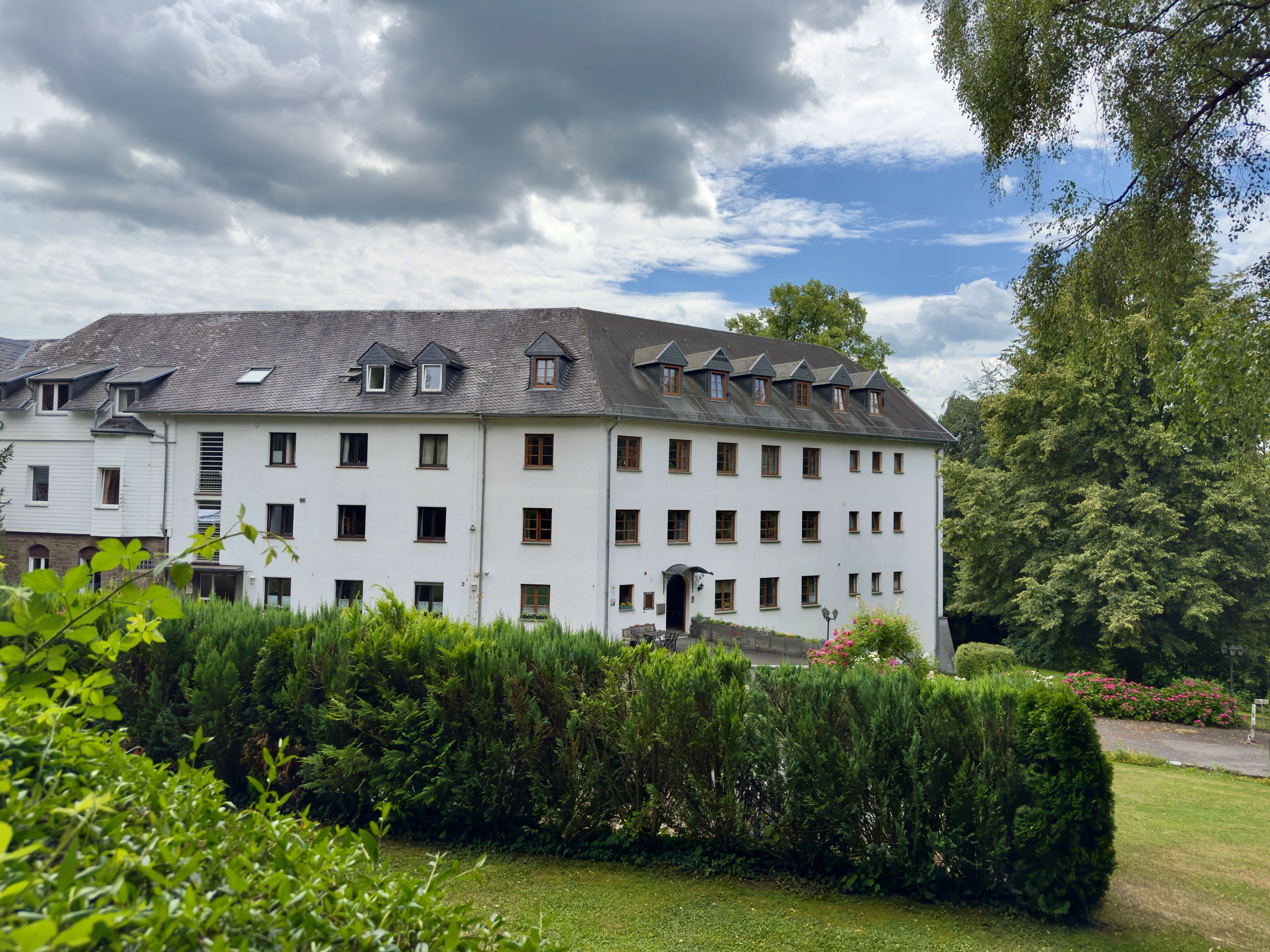 In Ruppichteroth befinden sich zwei Schulen in Trägerschaft der Pius-Bruderschaft: St. Albert in Bröleck und das Mädcheninternat Theresiengymnasium in Schönenberg.