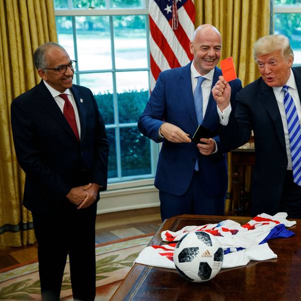 Präsident Donald Trump (r) hält während eines Treffens mit Fifa-Präsident Gianni Infantino (M) und US-Fußballverbandspräsident Carlos Cordeiro im Oval Office des Weißen Hauses eine rote Karte.