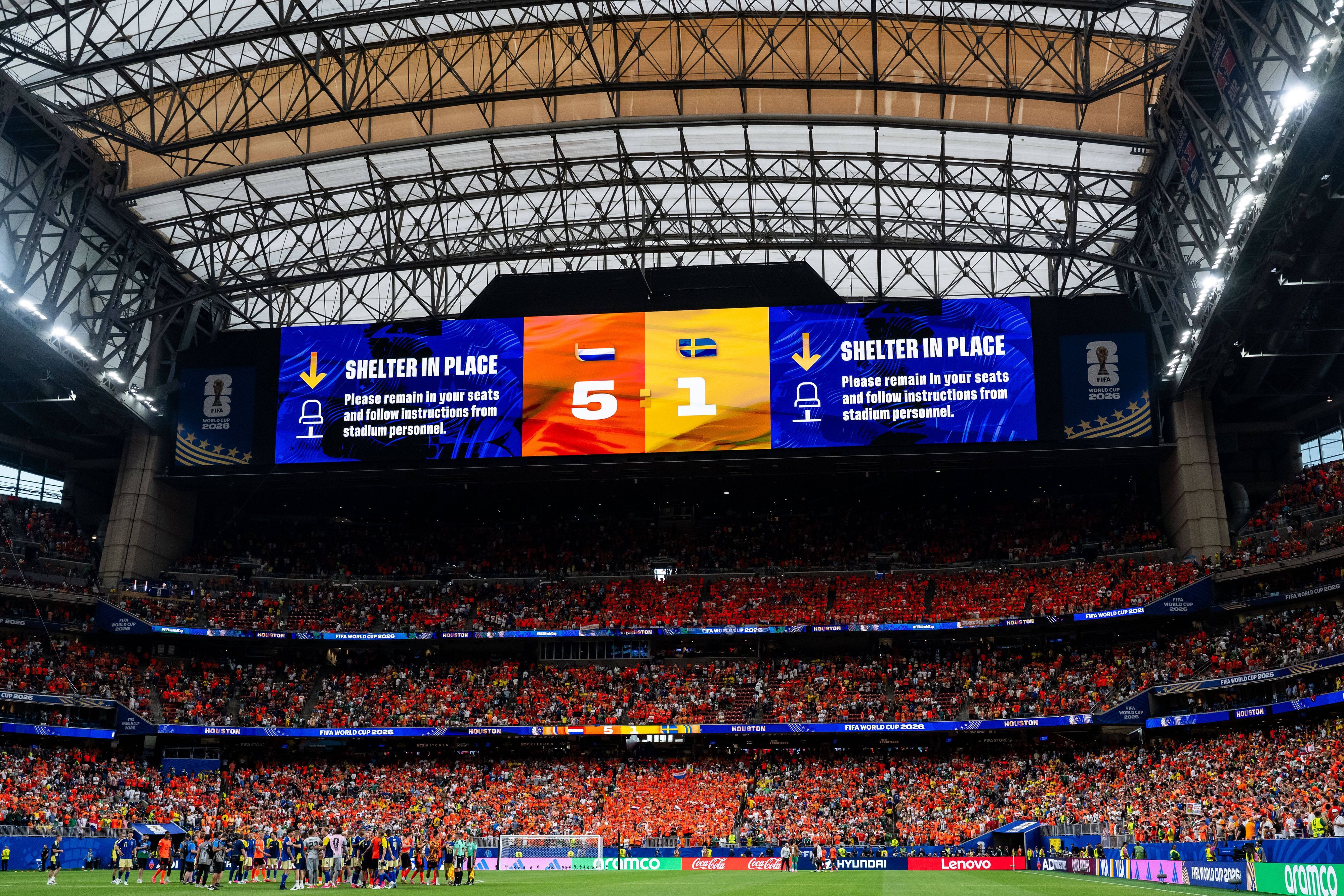So breit wie eine Tribüne: die Video-Wand in Houston.
