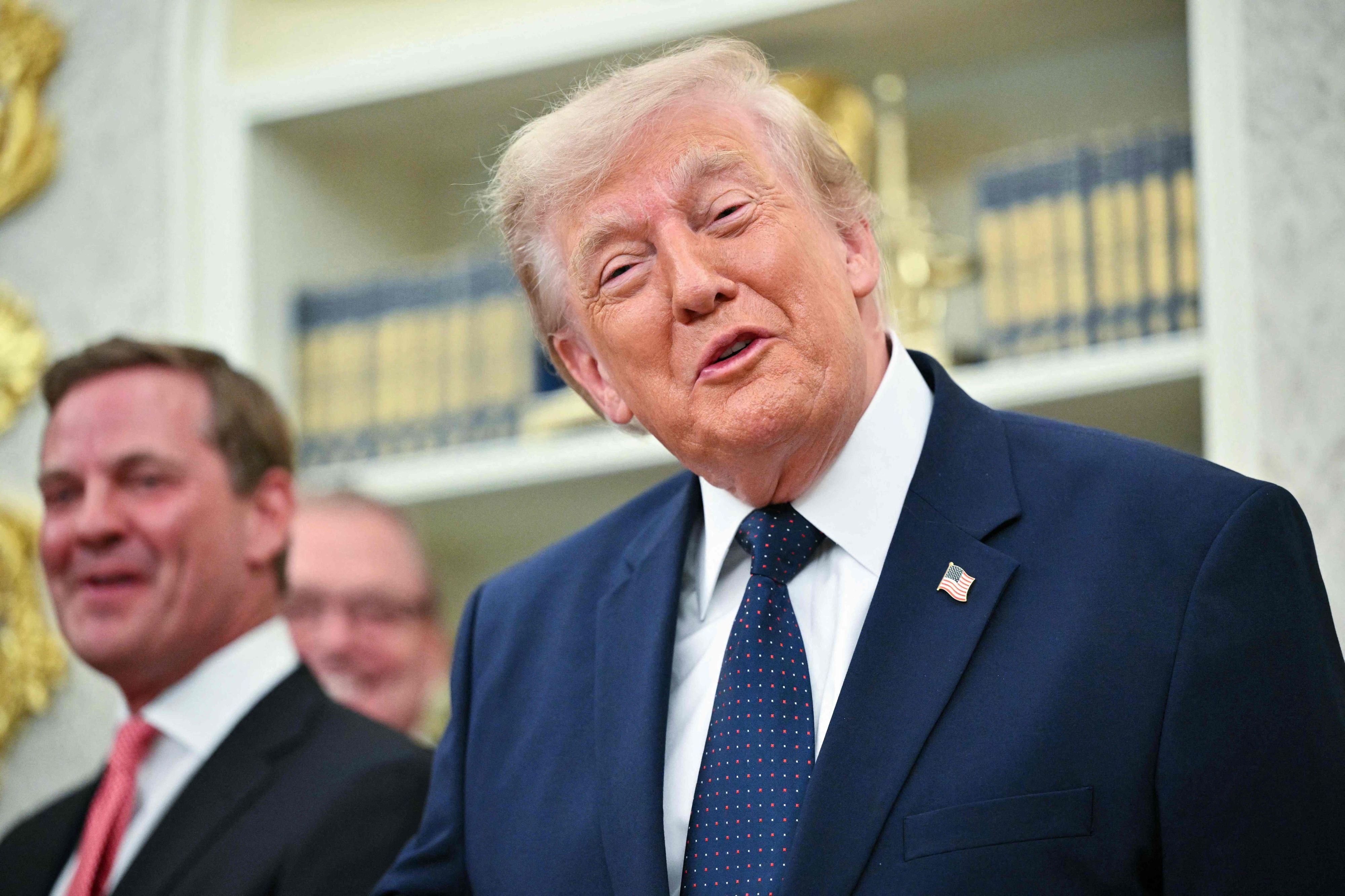 Donald Trump legt den Kopf zur Seite.