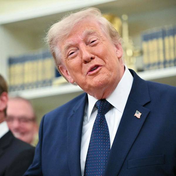 Donald Trump legt den Kopf zur Seite.