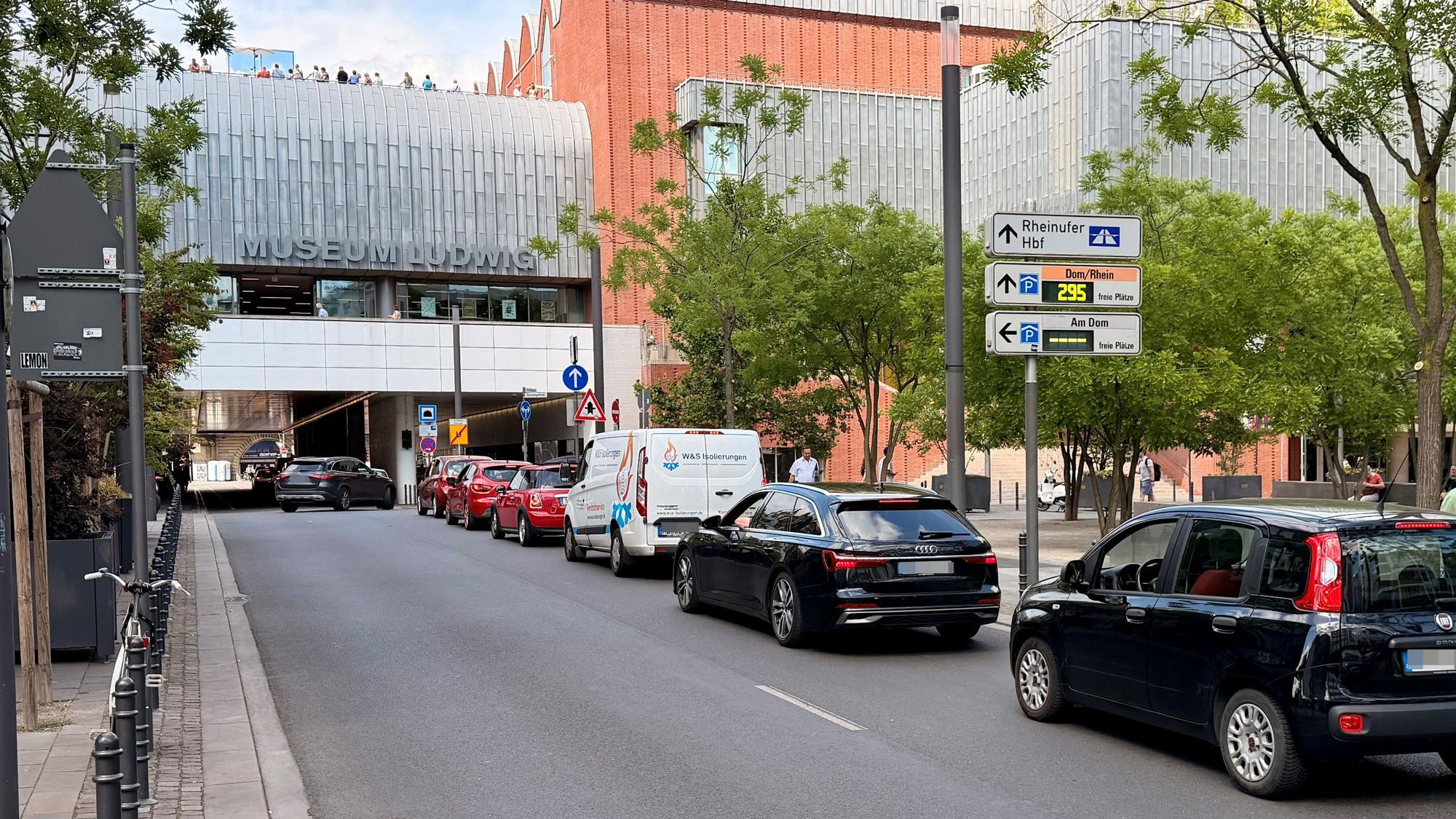 An der Kölner Philharmonie in der Altstadt staut sich der Autoverkehr.