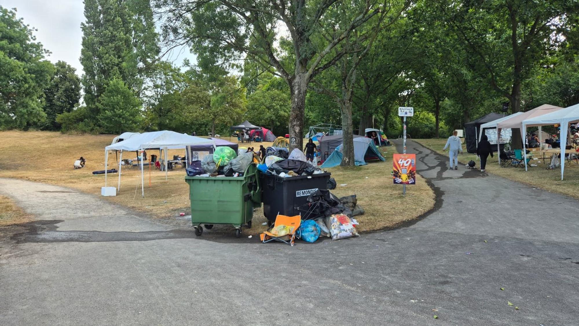 Die Mülltonnen quellen über nach dem Festival am Fühlinger See, aber dafür sind sie auch da.