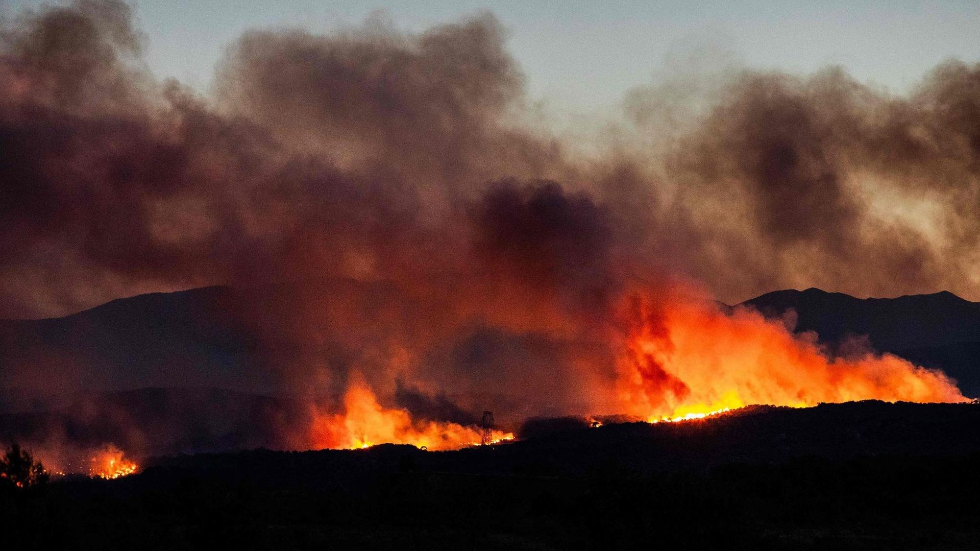Wind, Hitze und Trockenheit fachen einen großen Brand in Südfrankreich an.