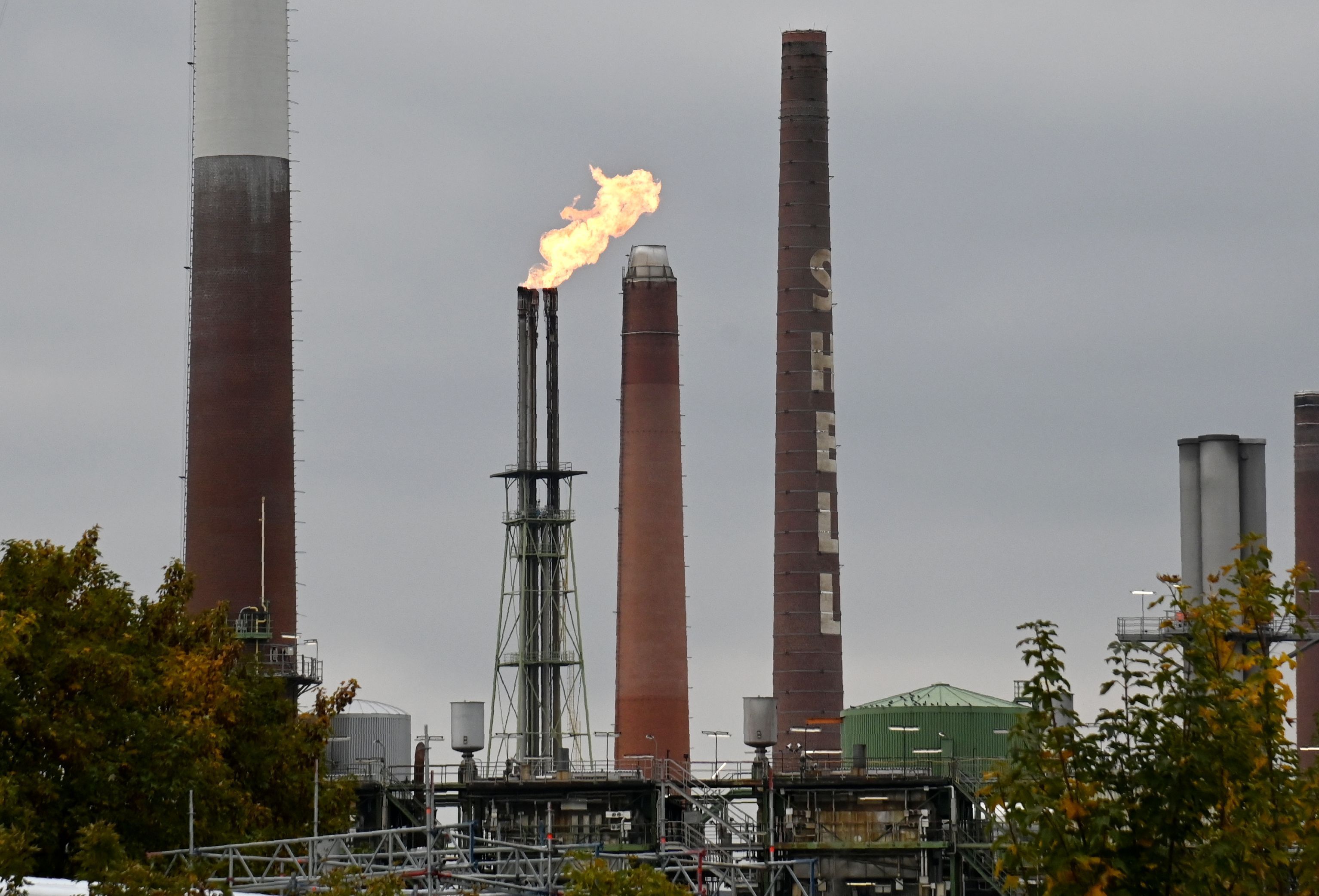 Beim Shell Energy and Chemicals Park Rheinland in Godorf ist die Feuerwehr im Einsatz. (Archivbild)