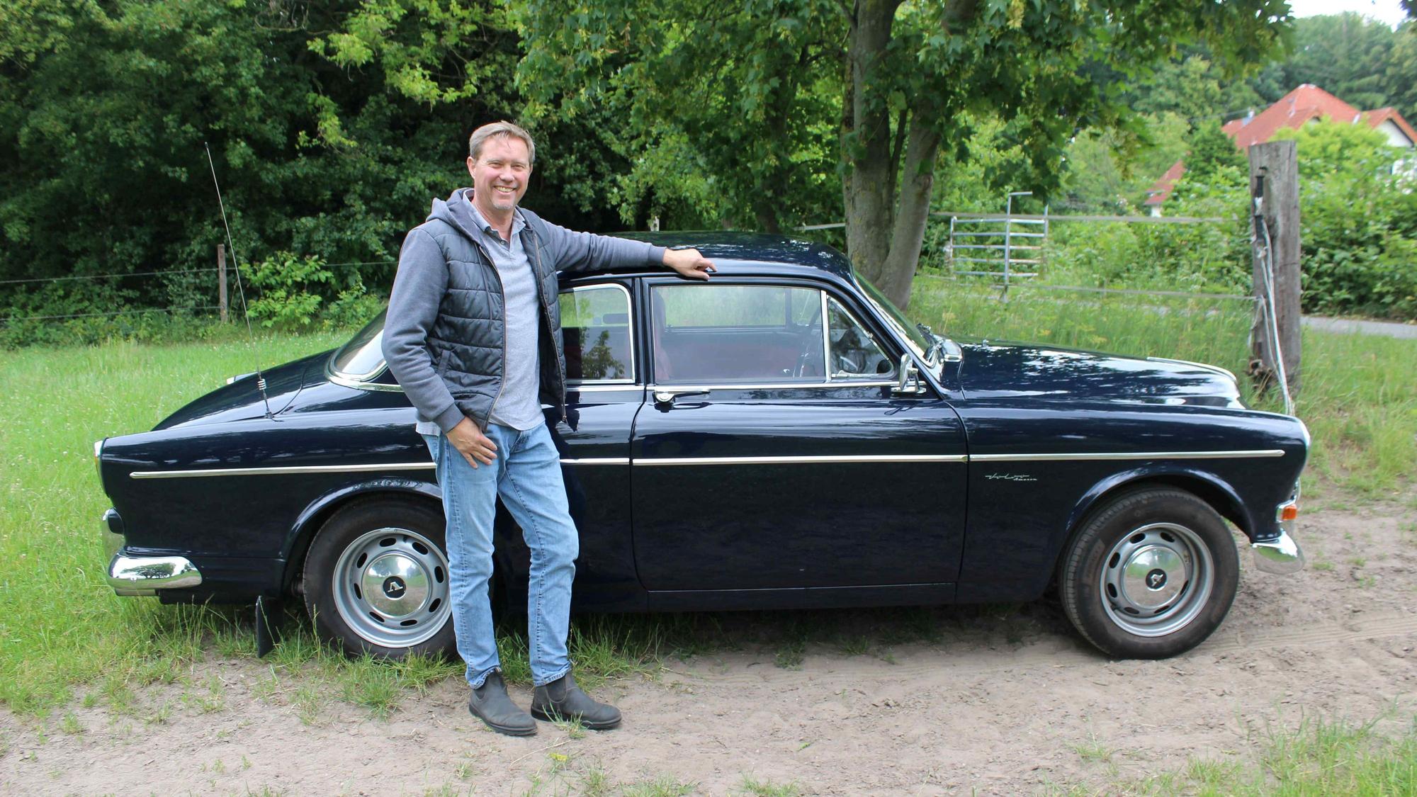 Tobias Ernst steht neben seinem Volvo P121