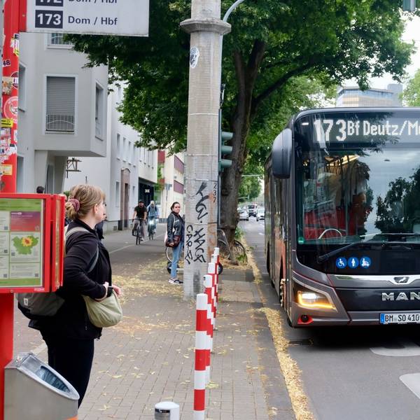 Die Expressbuslinie 173 auf der Aachener Straße an der Haltestelle „Maarweg“.