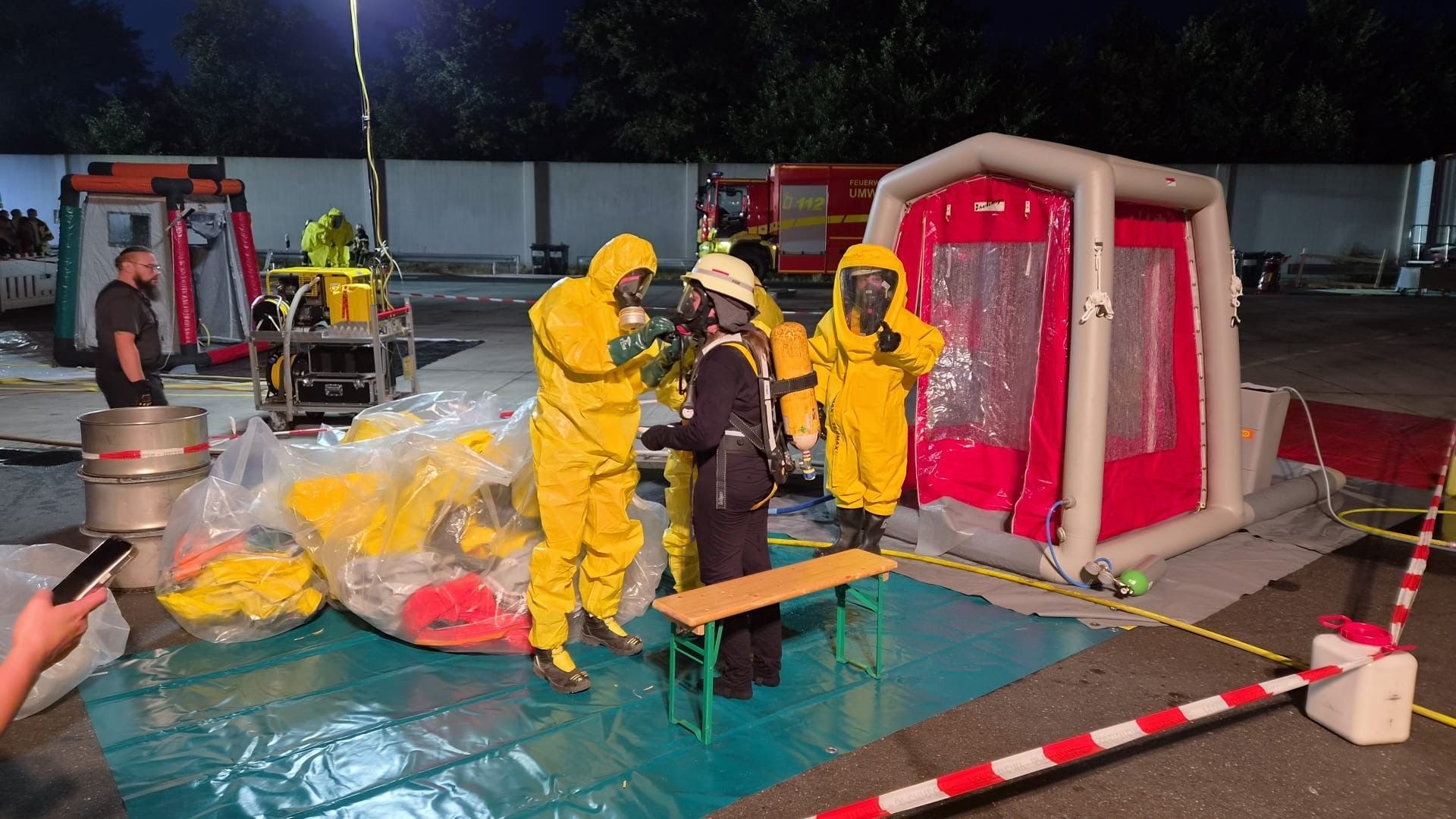 Das Bild zeigt Einsatzkräfte, die unter großen Vorsichtmaßnahmen an der Einsatzstelle arbeiten.