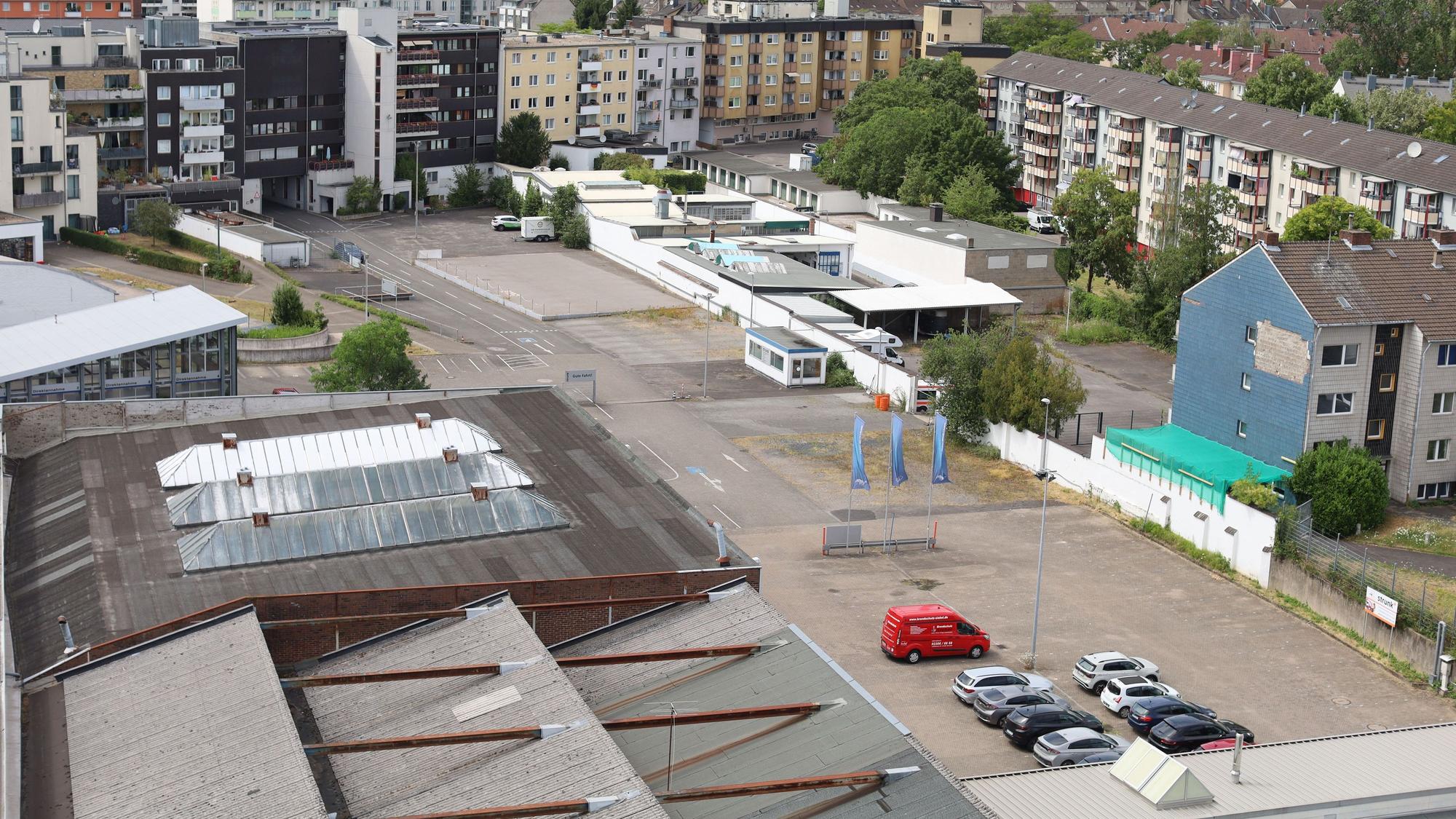 Das Gelände des früheren Autohauses Auto Strunk an der Neusser Straße.