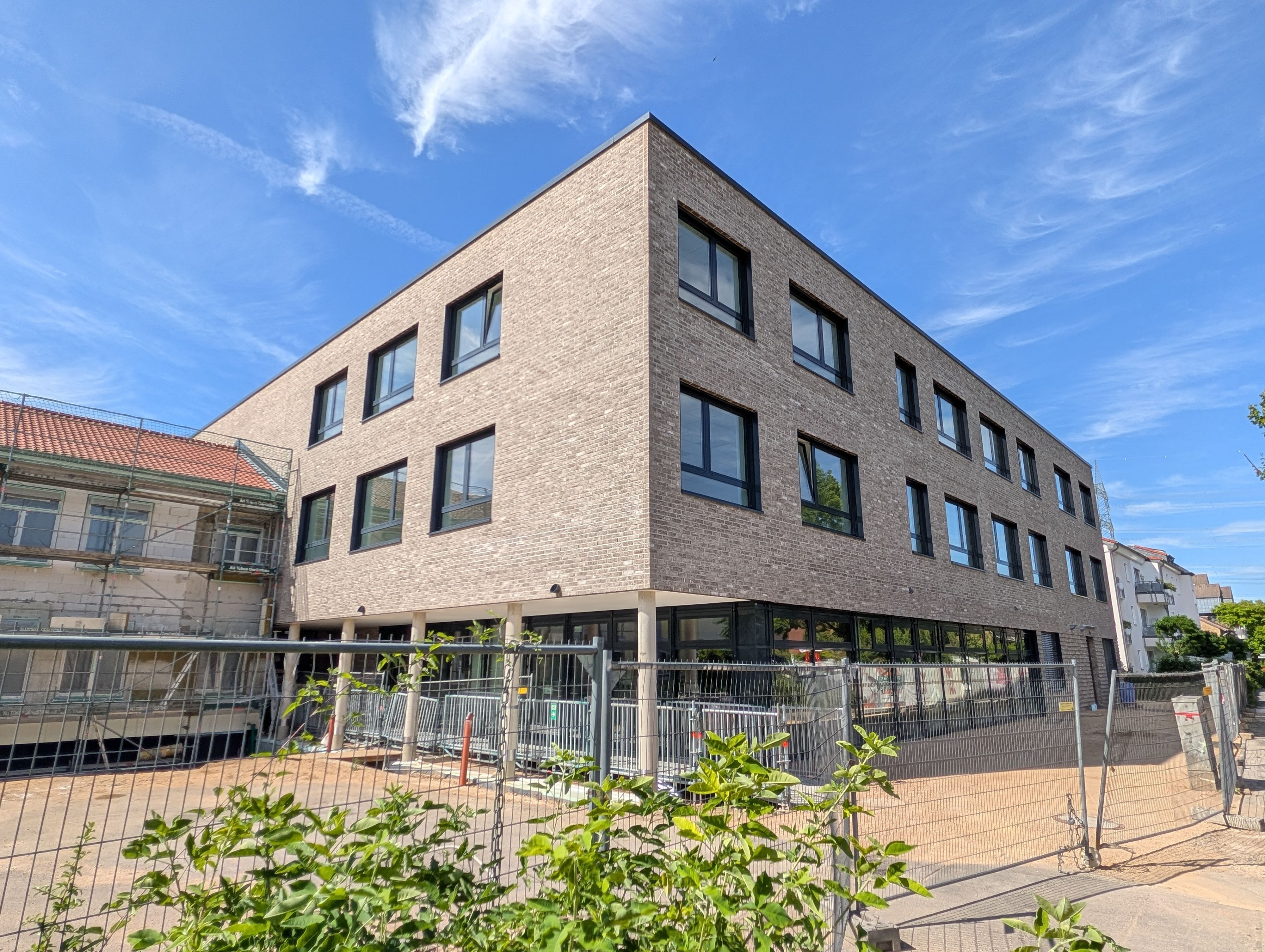 Das Foto zeigt den fast fertiggestellten Erweiterungsbau an der Krankenhausstraße.