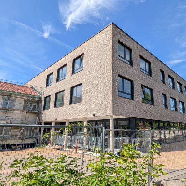 Das Foto zeigt den fast fertiggestellten Erweiterungsbau an der Krankenhausstraße.