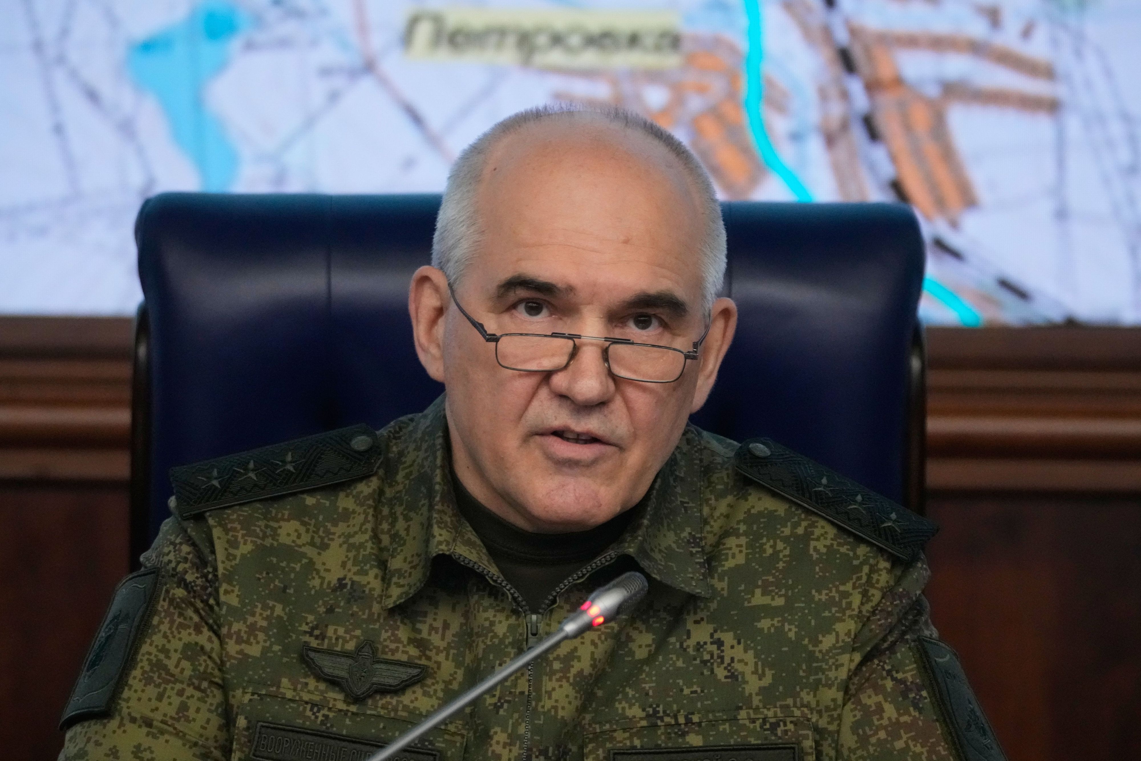 Der erste Stellvertreter des Generalstabschefs der russischen Streitkräfte, Generalleutnant Sergej Rudskoj, hält in Moskau eine Pressekonferenz ab. (Archivbild)