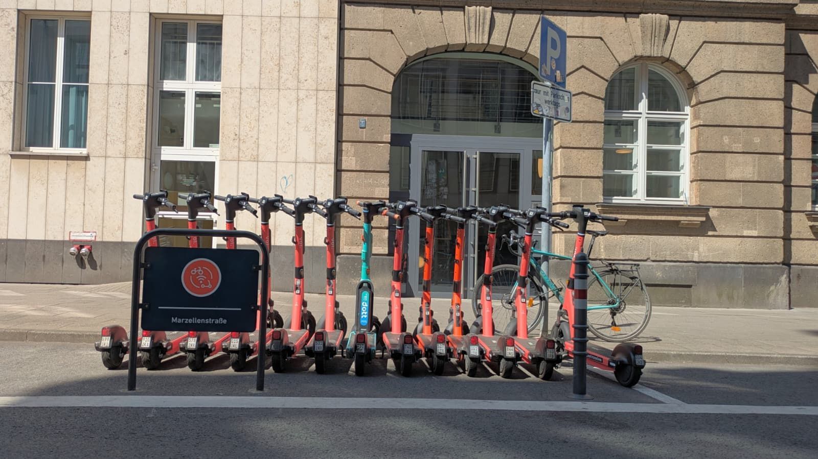 E-Scooter an einer Mobilstation auf der Marzellenstraße in der Kölner Innenstadt.