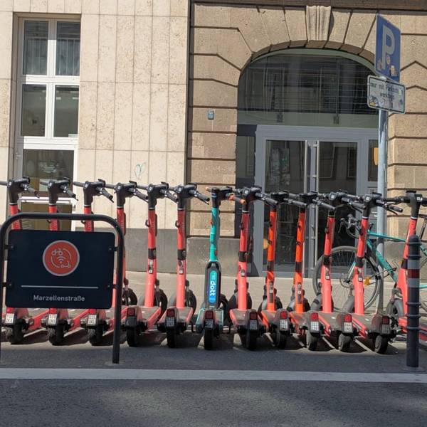 E-Scooter an einer Mobilstation auf der Marzellenstraße in der Kölner Innenstadt.