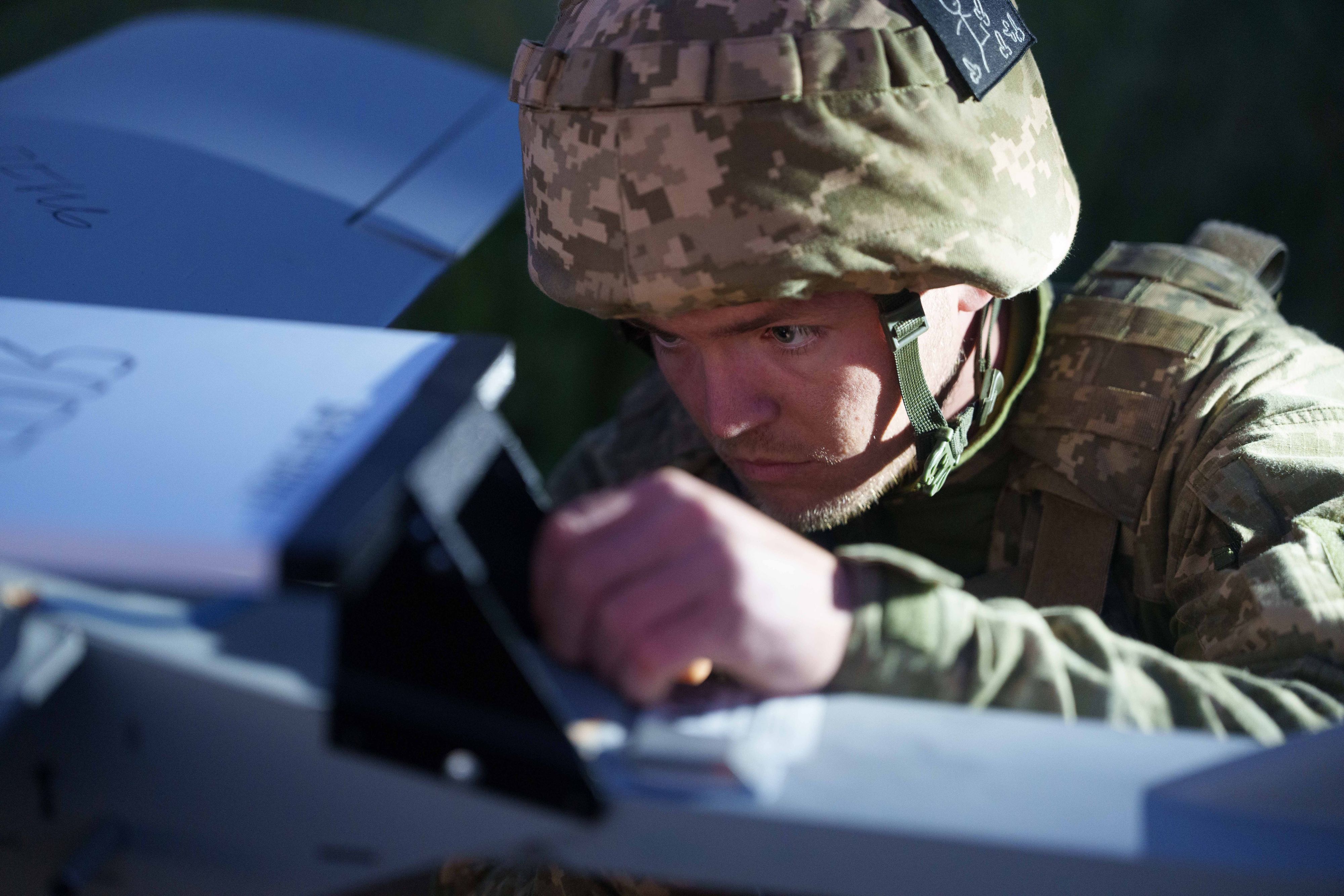 Das Foto zeigt einen ukrainischen Soldaten, der eine Drohne einstellt.