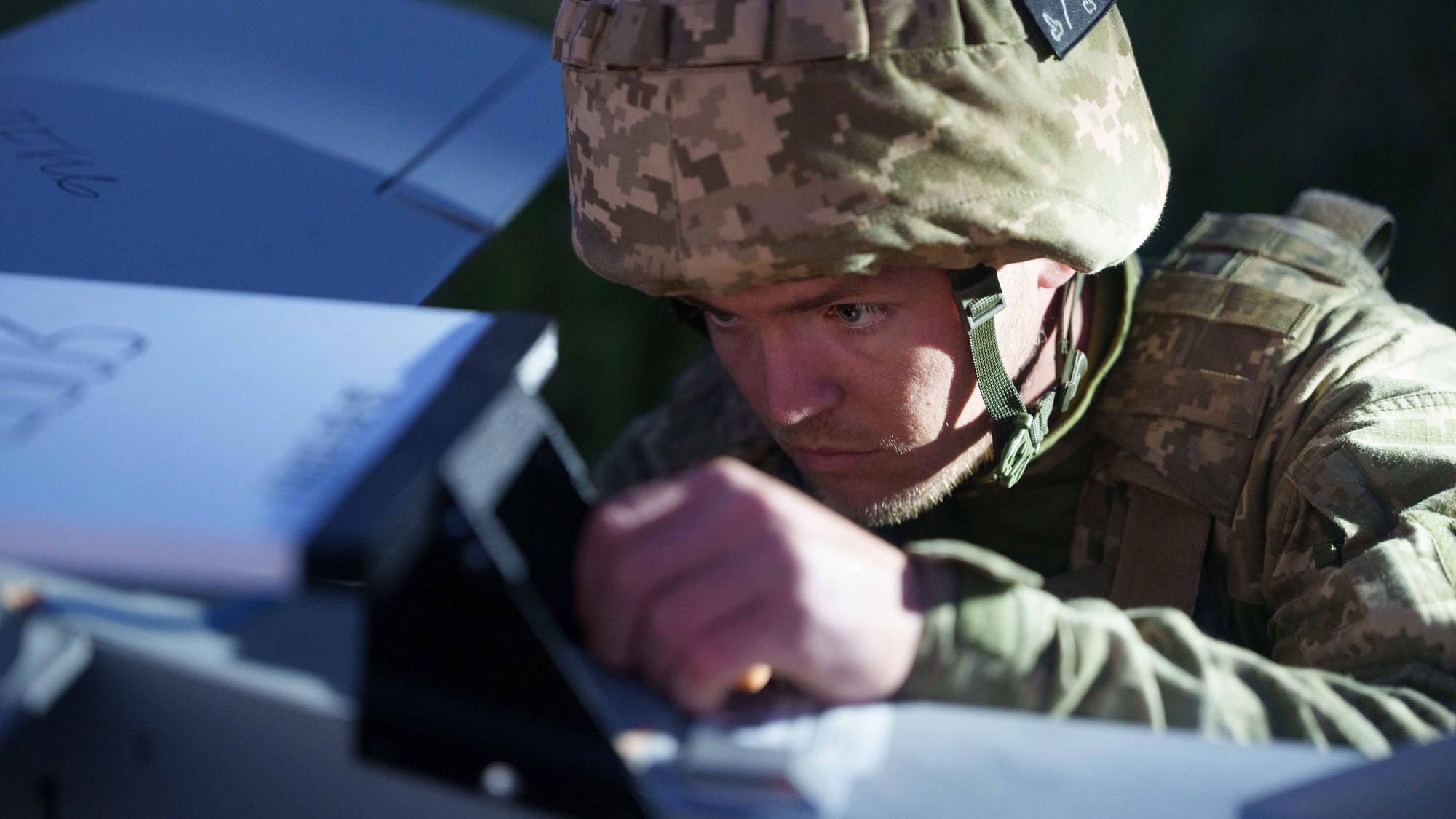 Das Foto zeigt einen ukrainischen Soldaten, der eine Drohne einstellt.