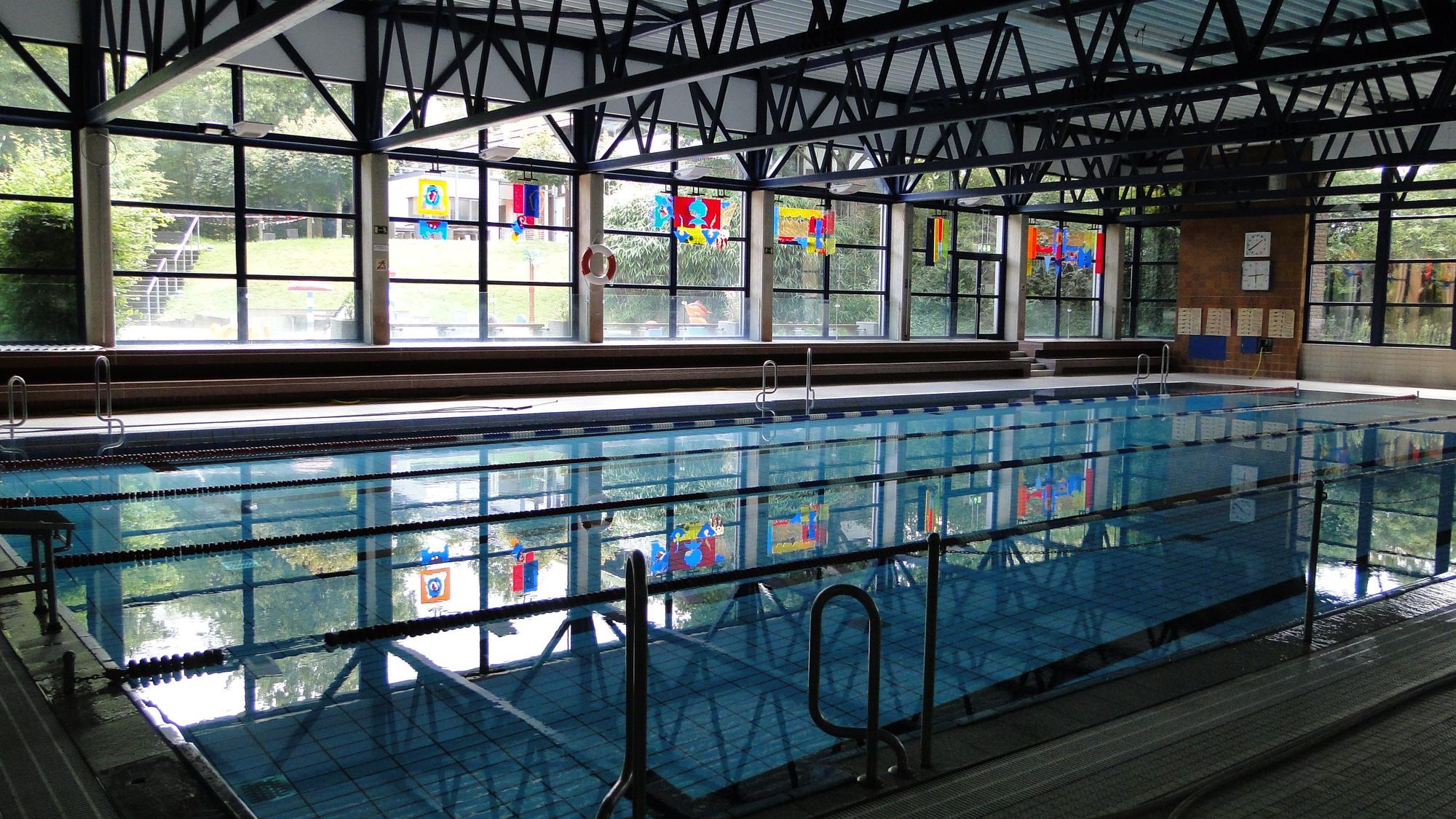 Das Schwimmerbecken im Chorweilerbad. Im Hintergrund sind die hohen Glasfronten zu sehen.