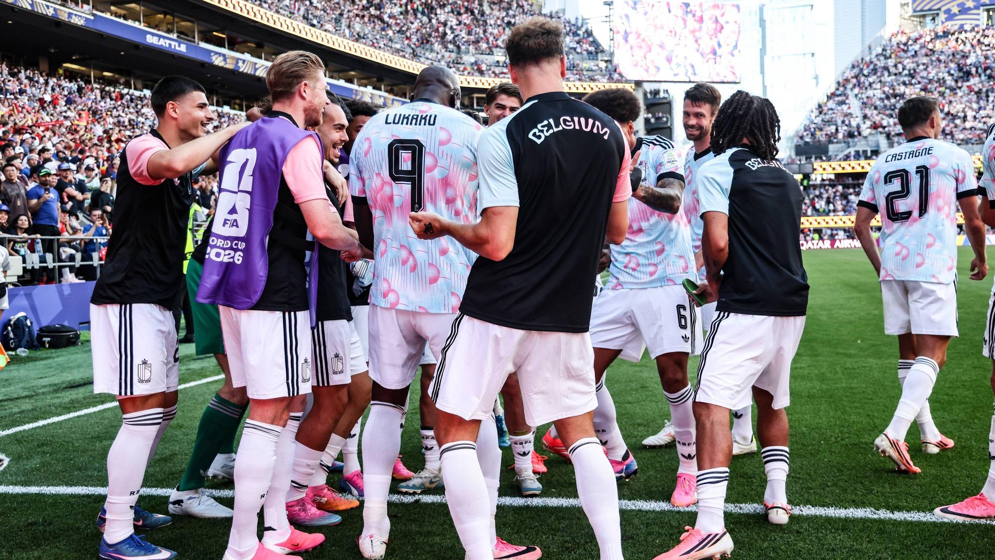 Die belgischen Spieler tanzen nach einem Tor auf dem Rasen.