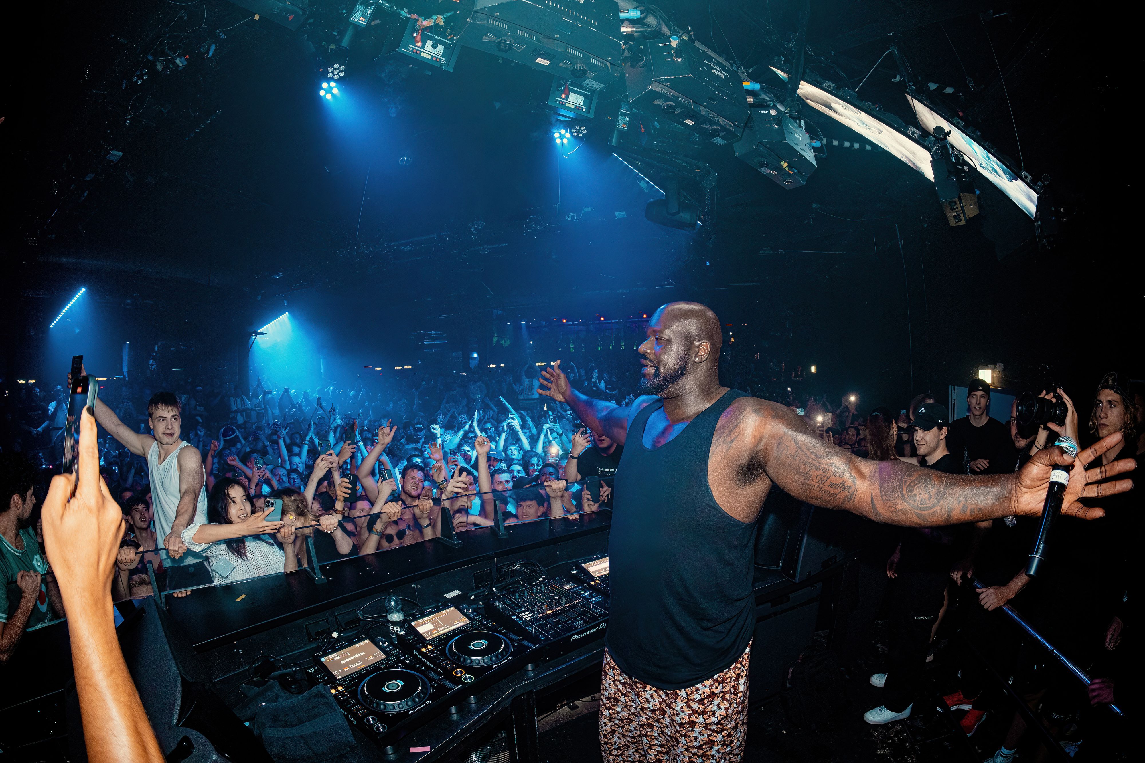 Shaquille O'Neal legt wieder im Bootshaus auf.