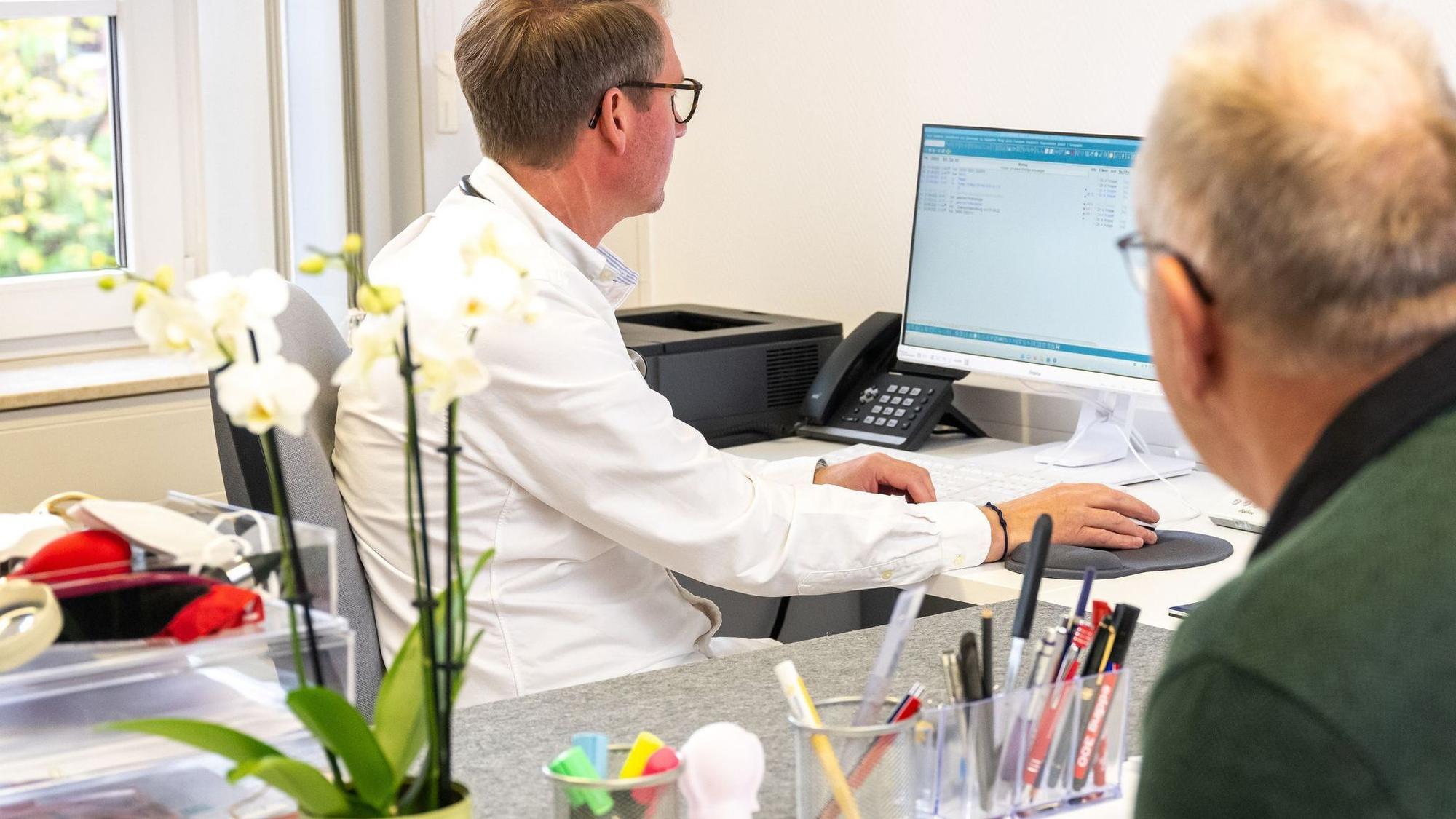 Bald mehr Einblick für den Betriebsarzt? Ein Referentenentwurf sieht vor, dass Betriebsärzte künftig auf die elektronische Patientenakte zugreifen können – Beschäftigte müssten aktiv widersprechen.