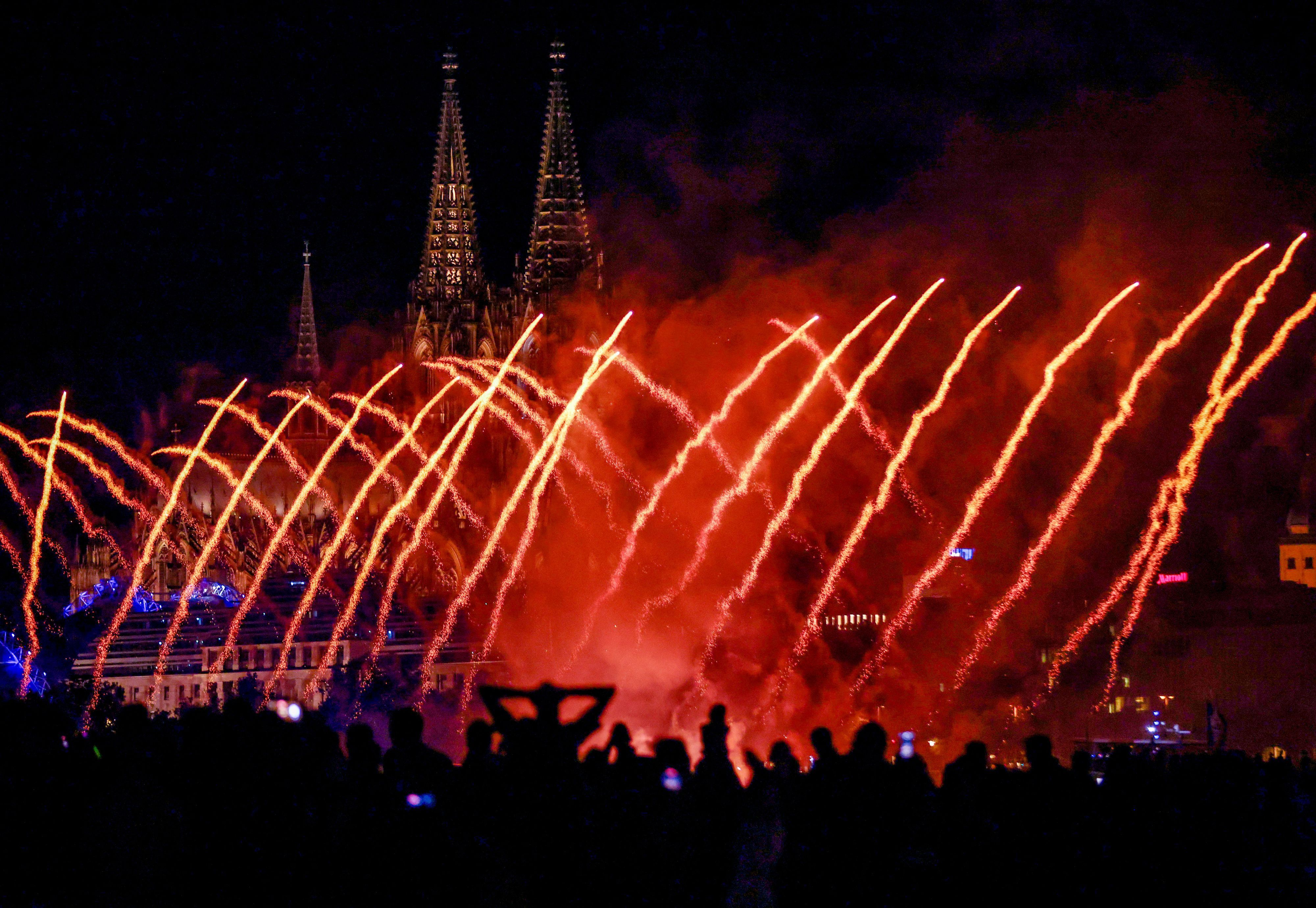 30.08.2025, Köln: Kölner Lichter 2025 - Menschen besuchen im Kölner Rheinpark das größte musiksynchrone Feuerwerk Europas. Foto: Thilo Schmüllgen