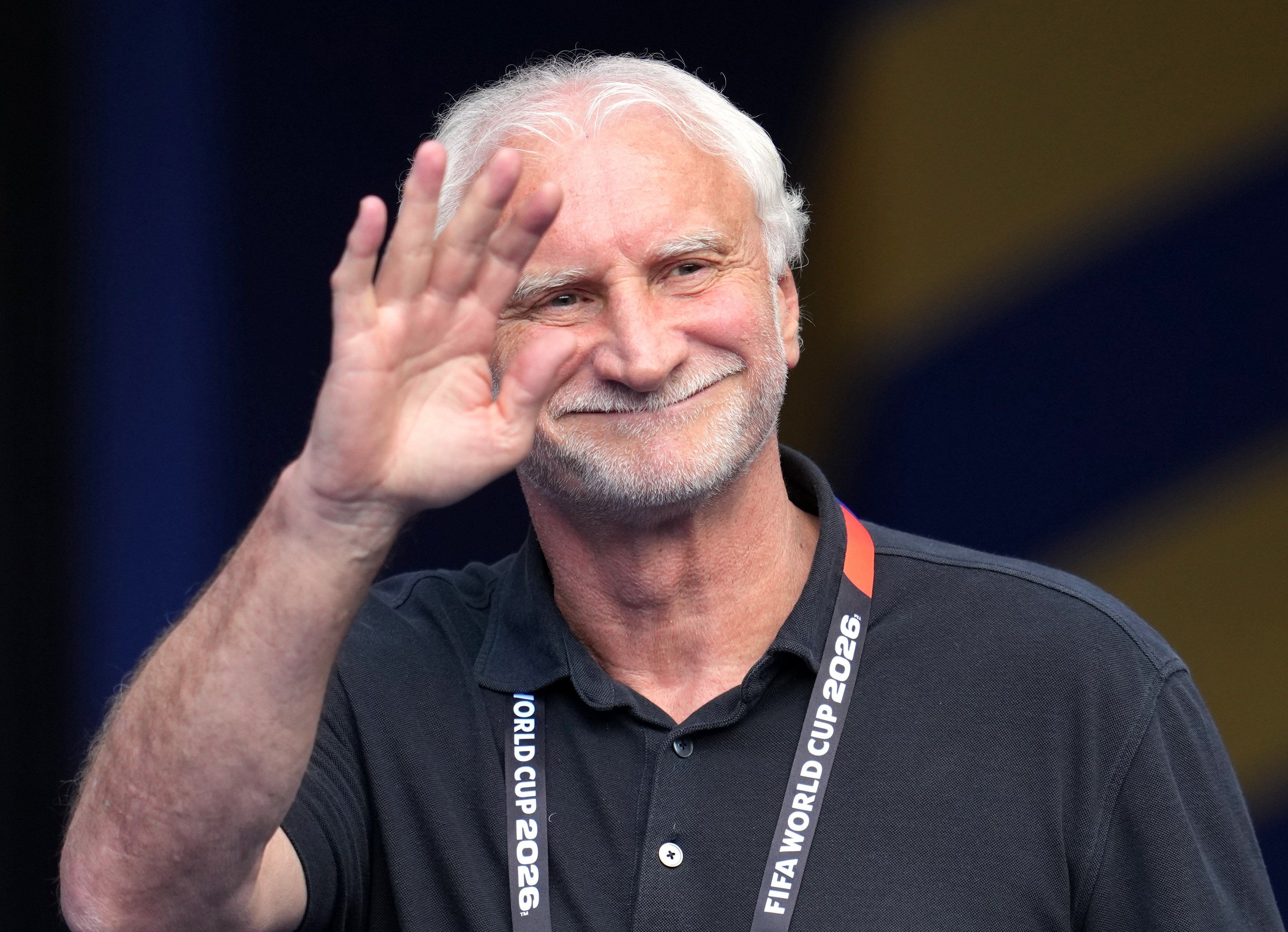 Rudi Völler winkt.