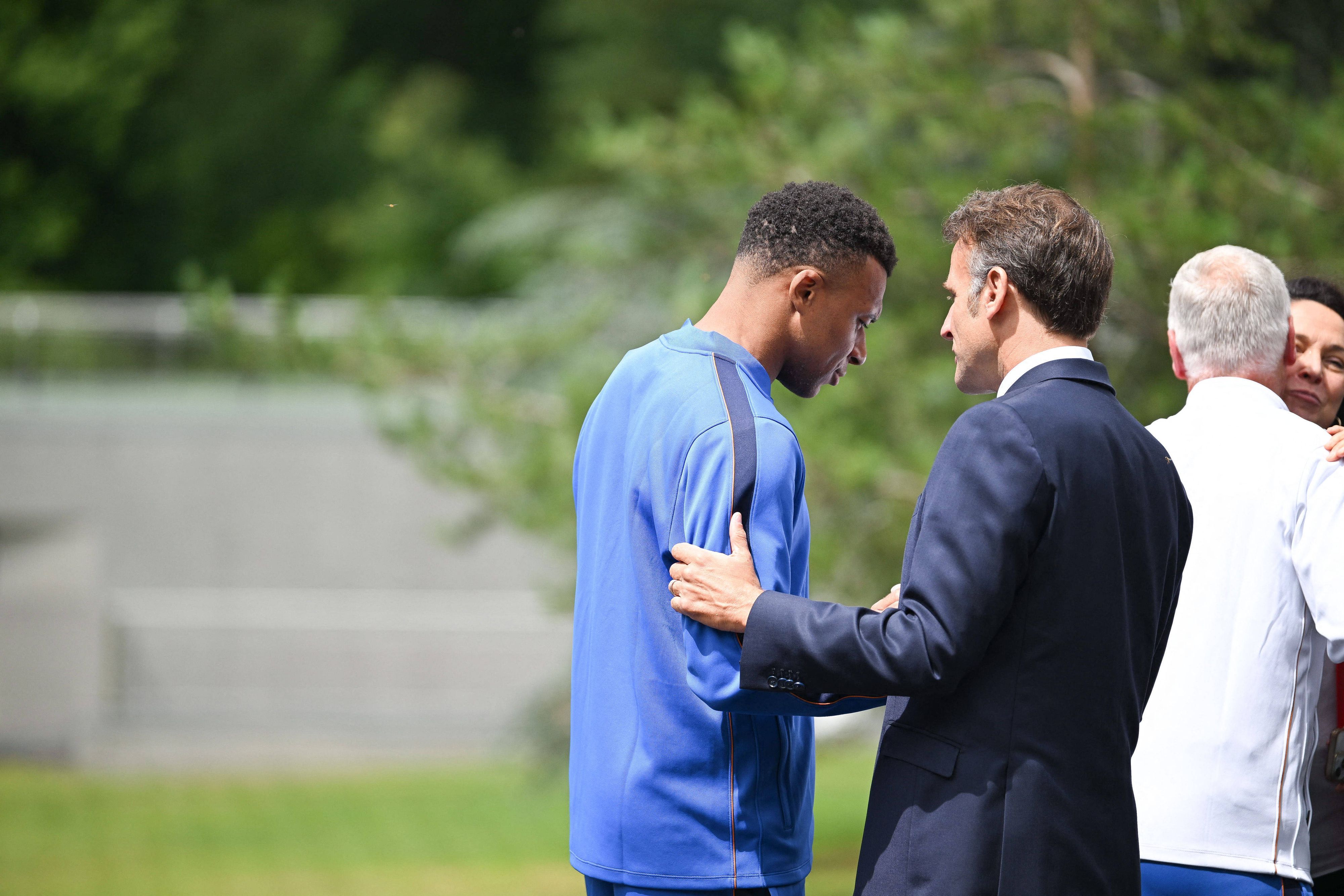Kylian Mbappé spricht bei einem Treffen mit Emmanuel Macron.